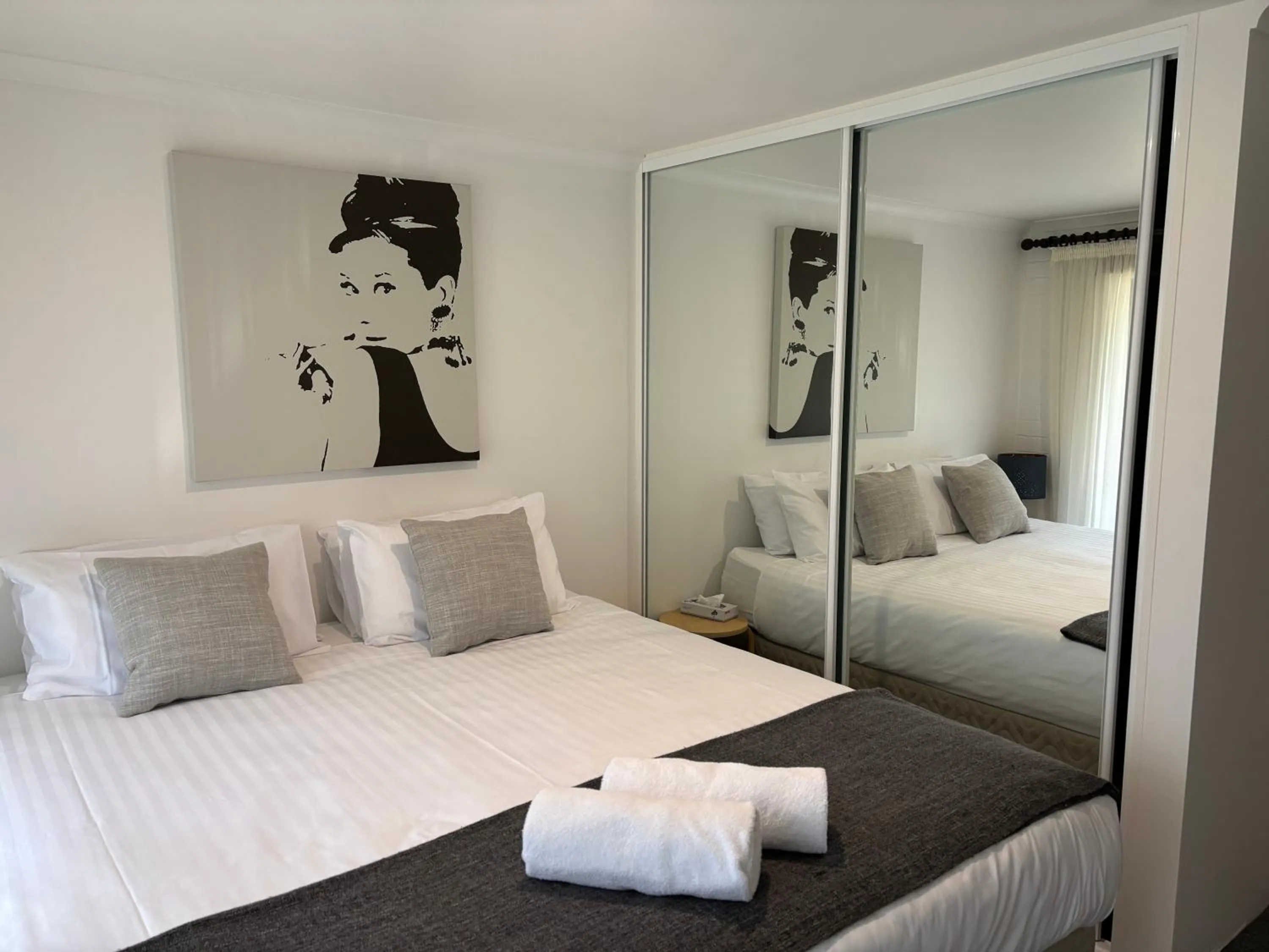 Bedroom, Bed in Cedarwood Apartments