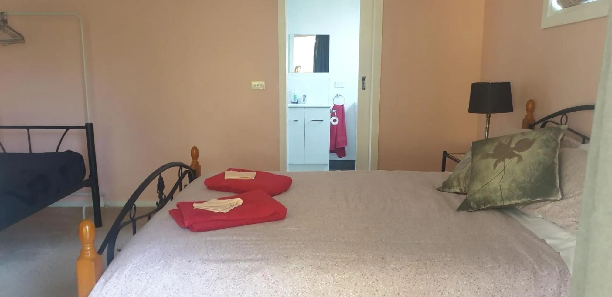 Bedroom, Bed in Dixiglen Farm