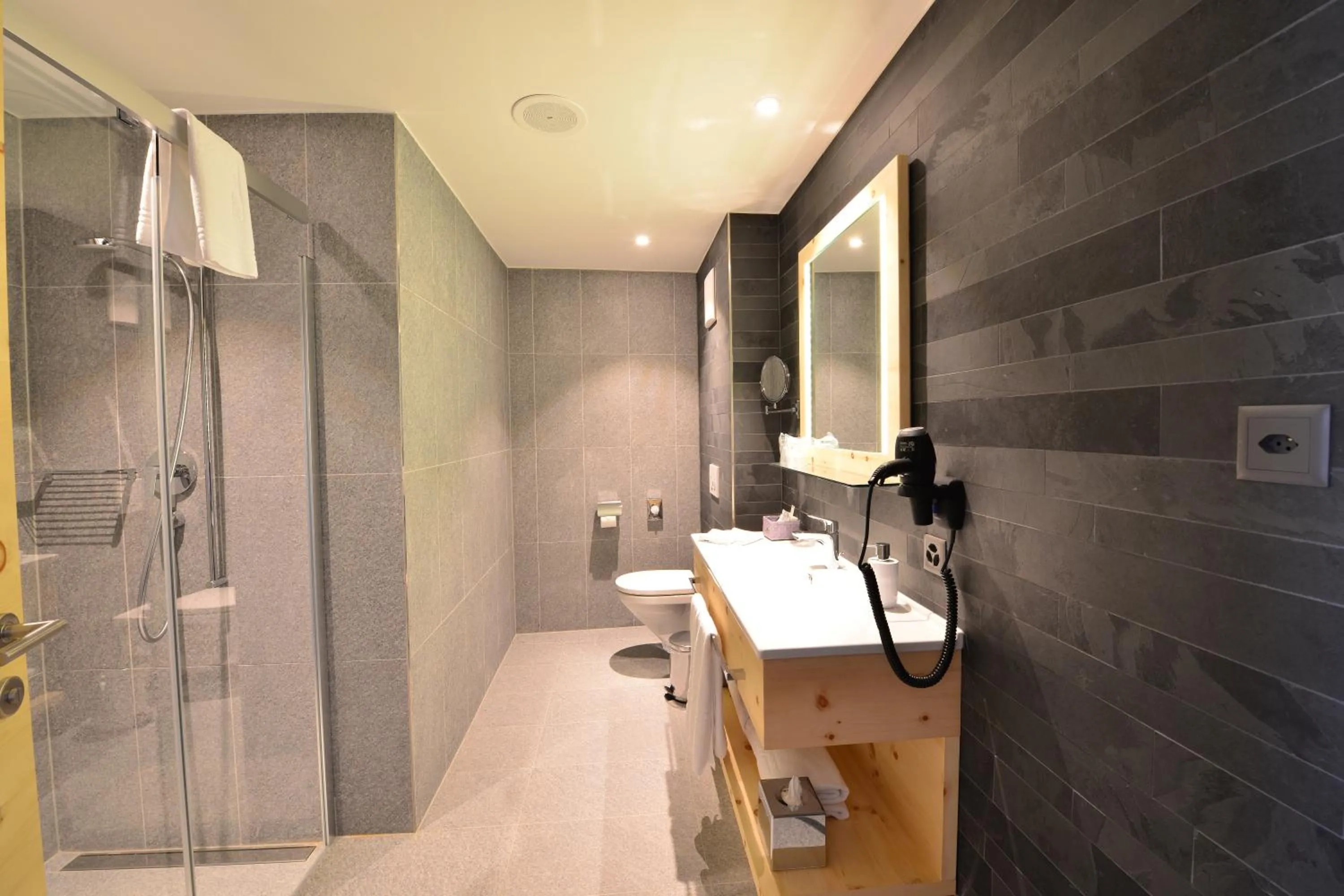 Bathroom in Alpenhotel Fleurs de Zermatt