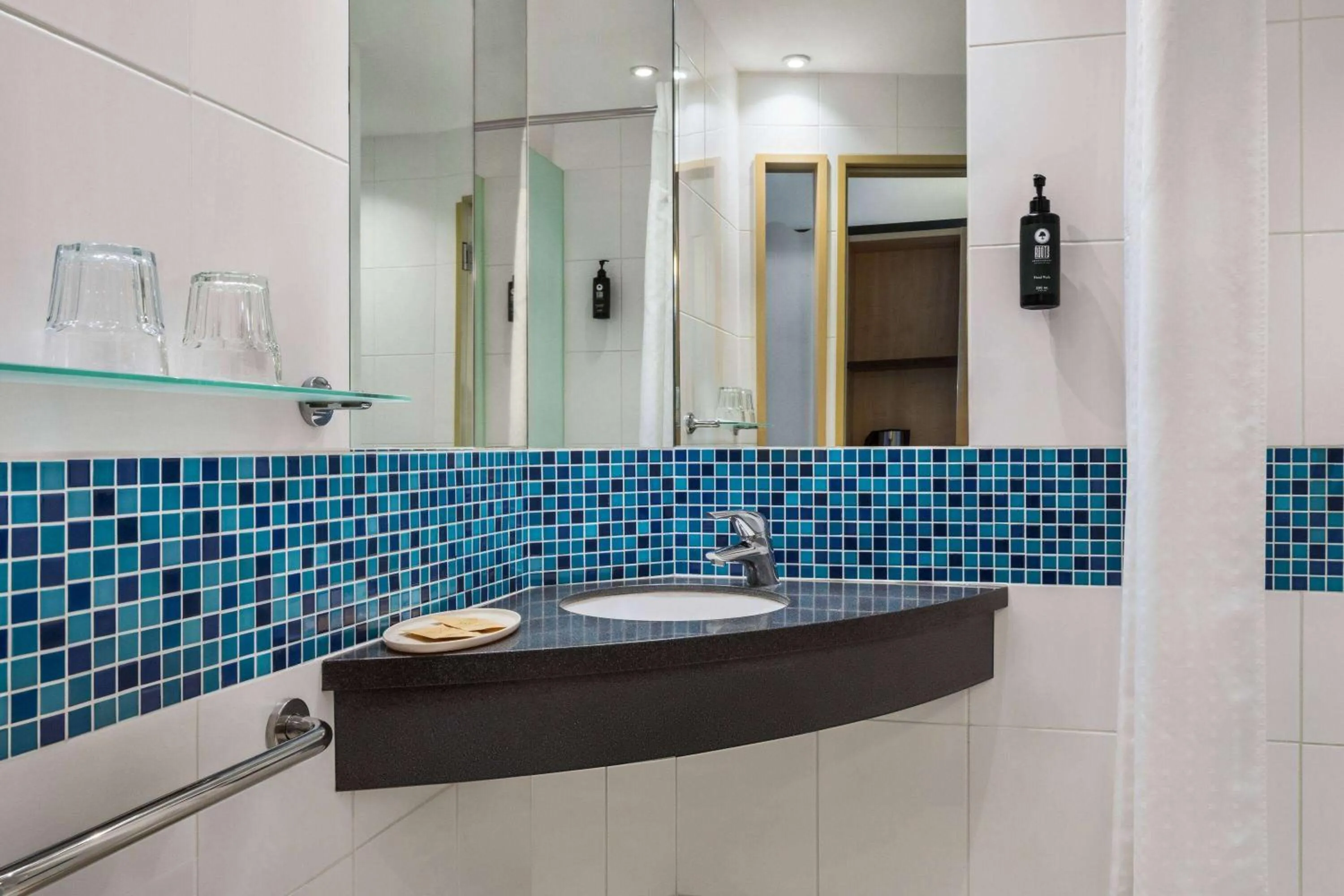 TV and multimedia in Vienna House Easy by Wyndham Bratislava