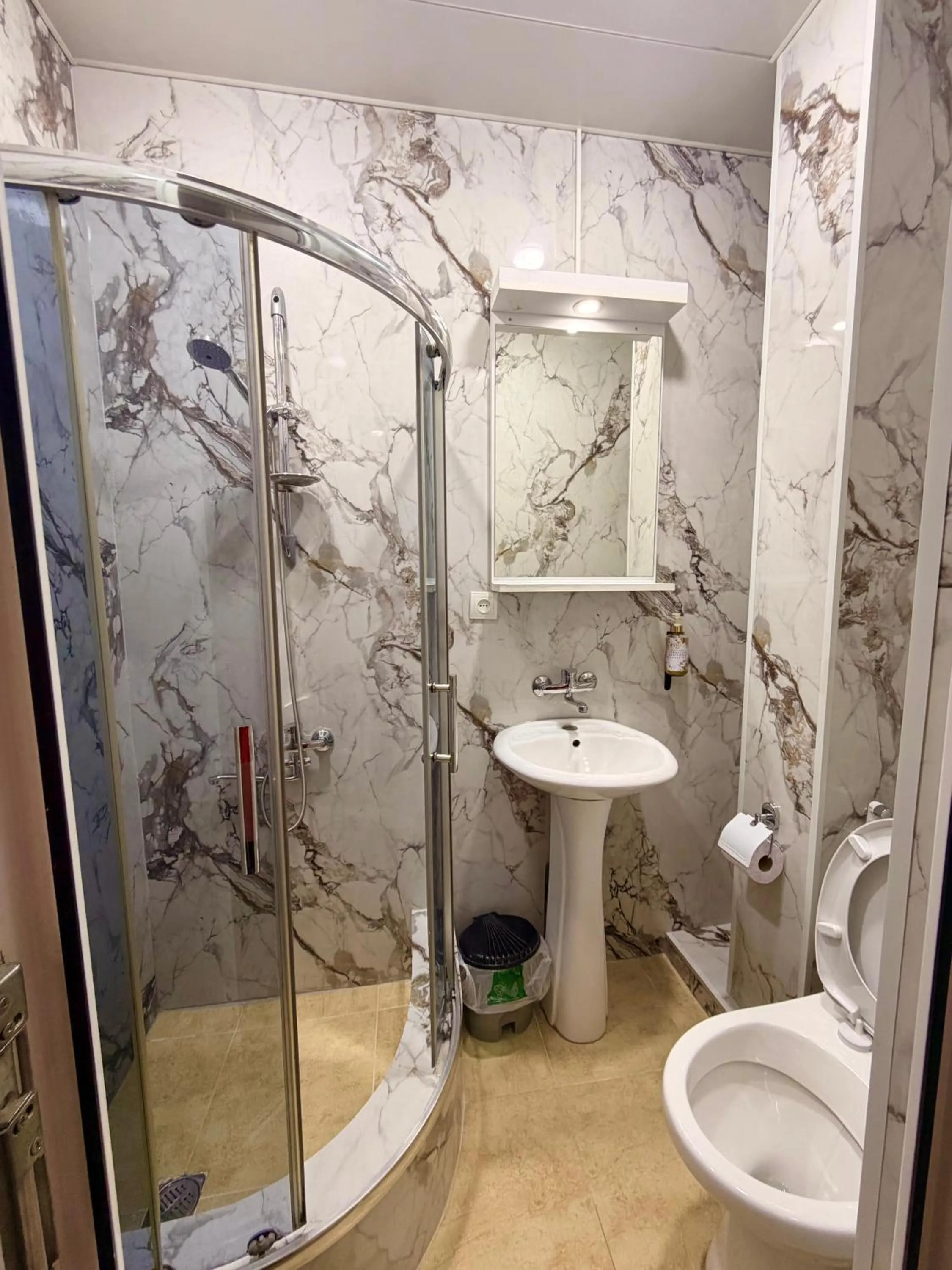 Bathroom in Qeroli old town