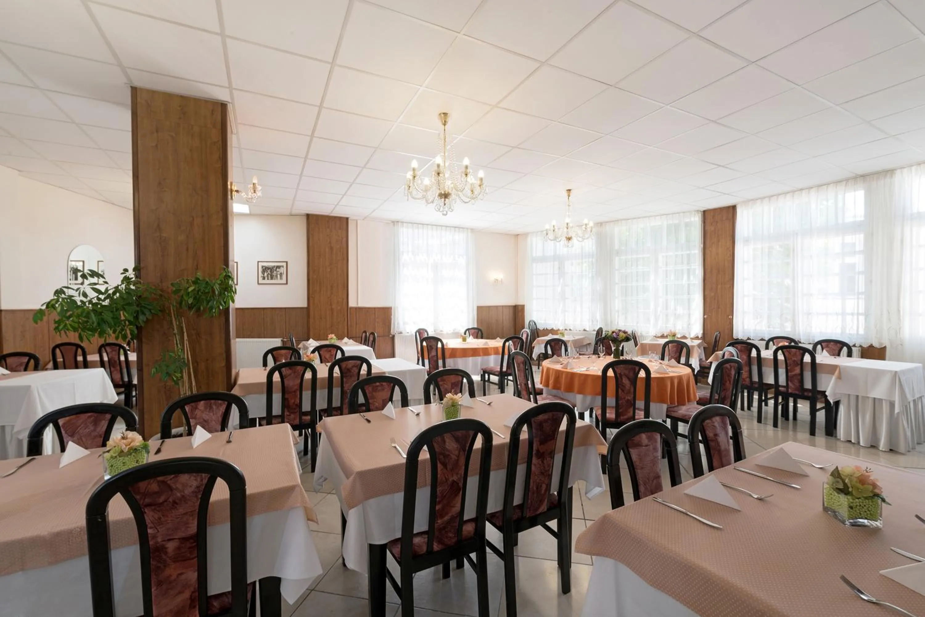 Restaurant/places to eat in Ensana Vila Trajan