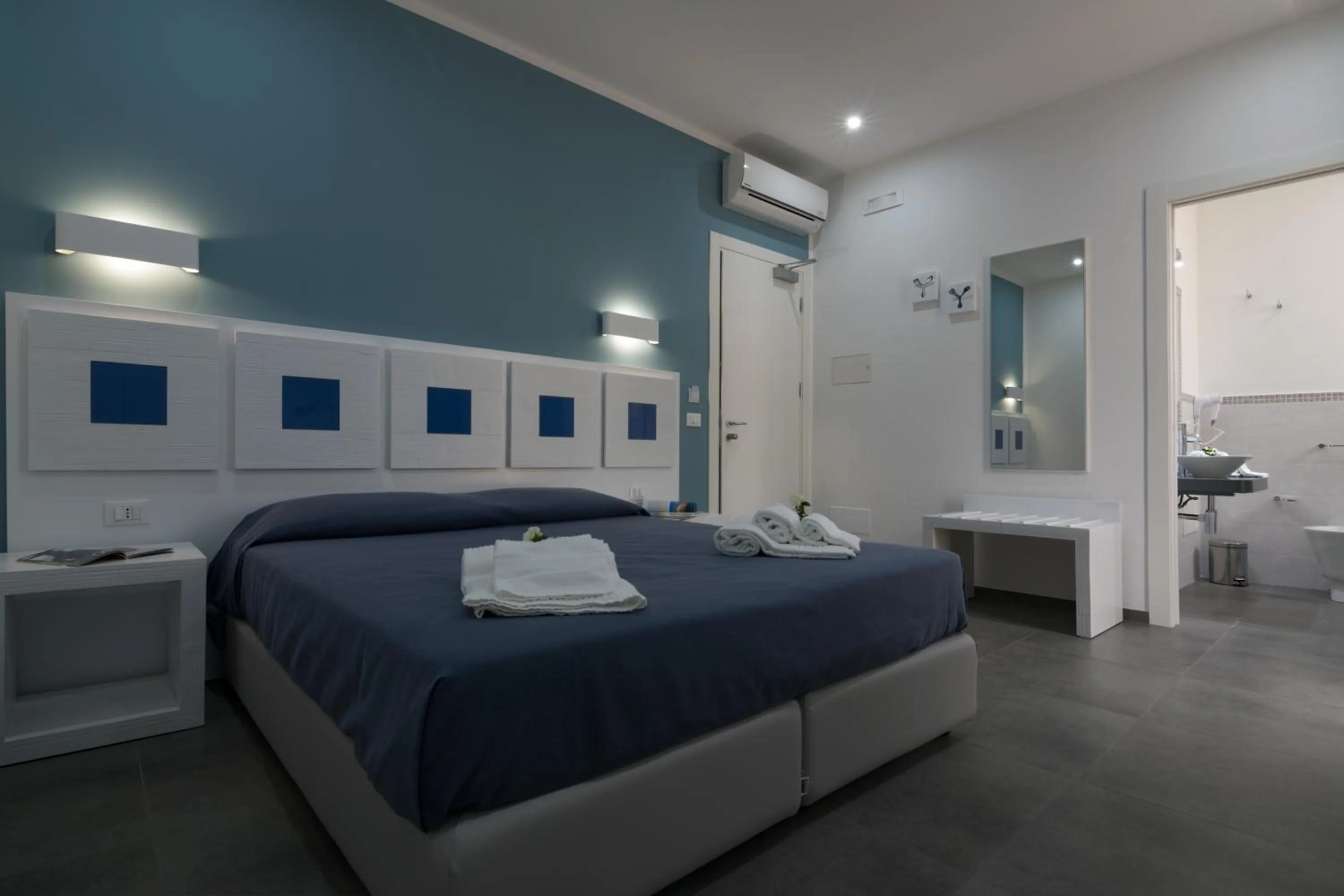 Bathroom, Bed in Pharos