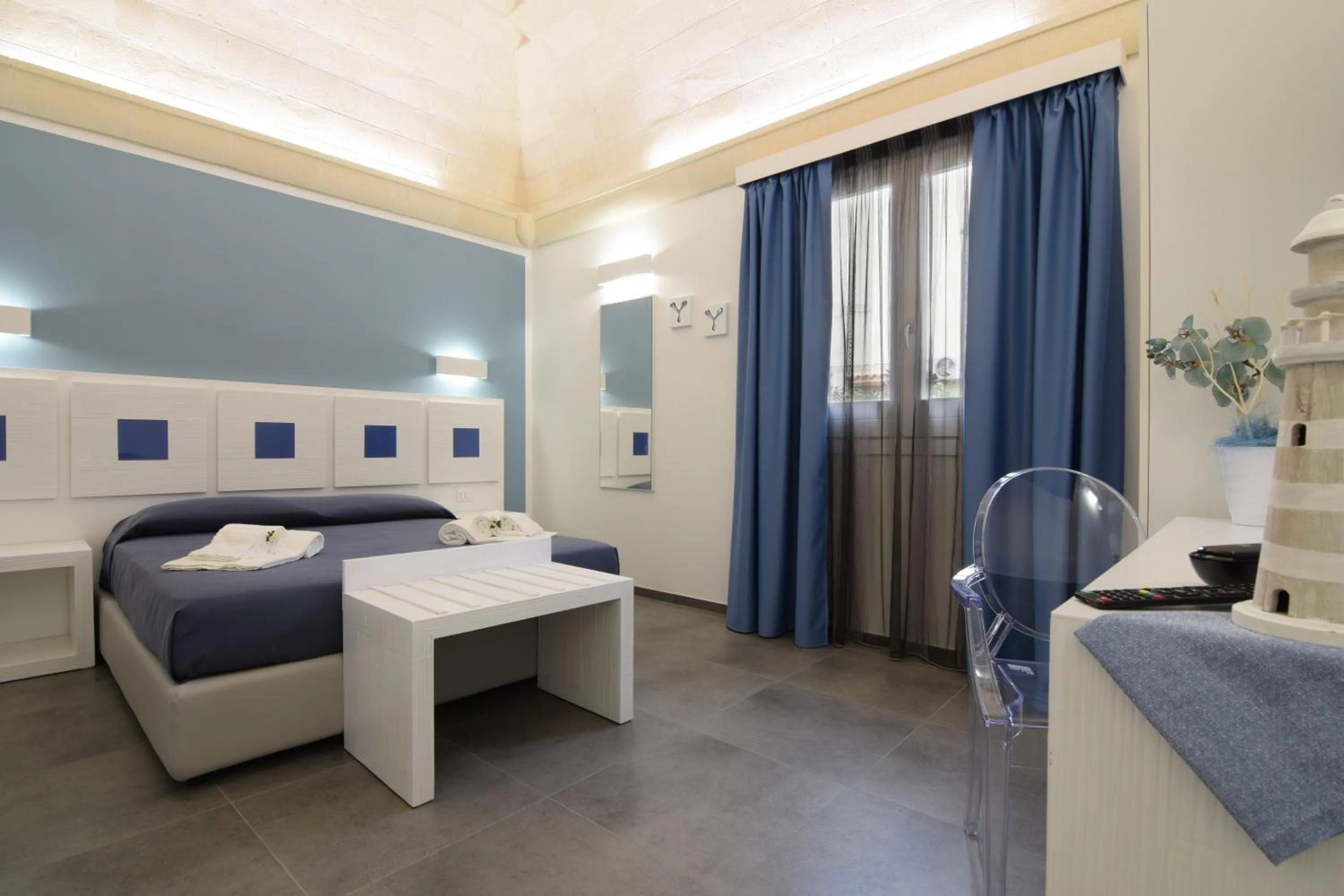 Photo of the whole room, Bed in Pharos