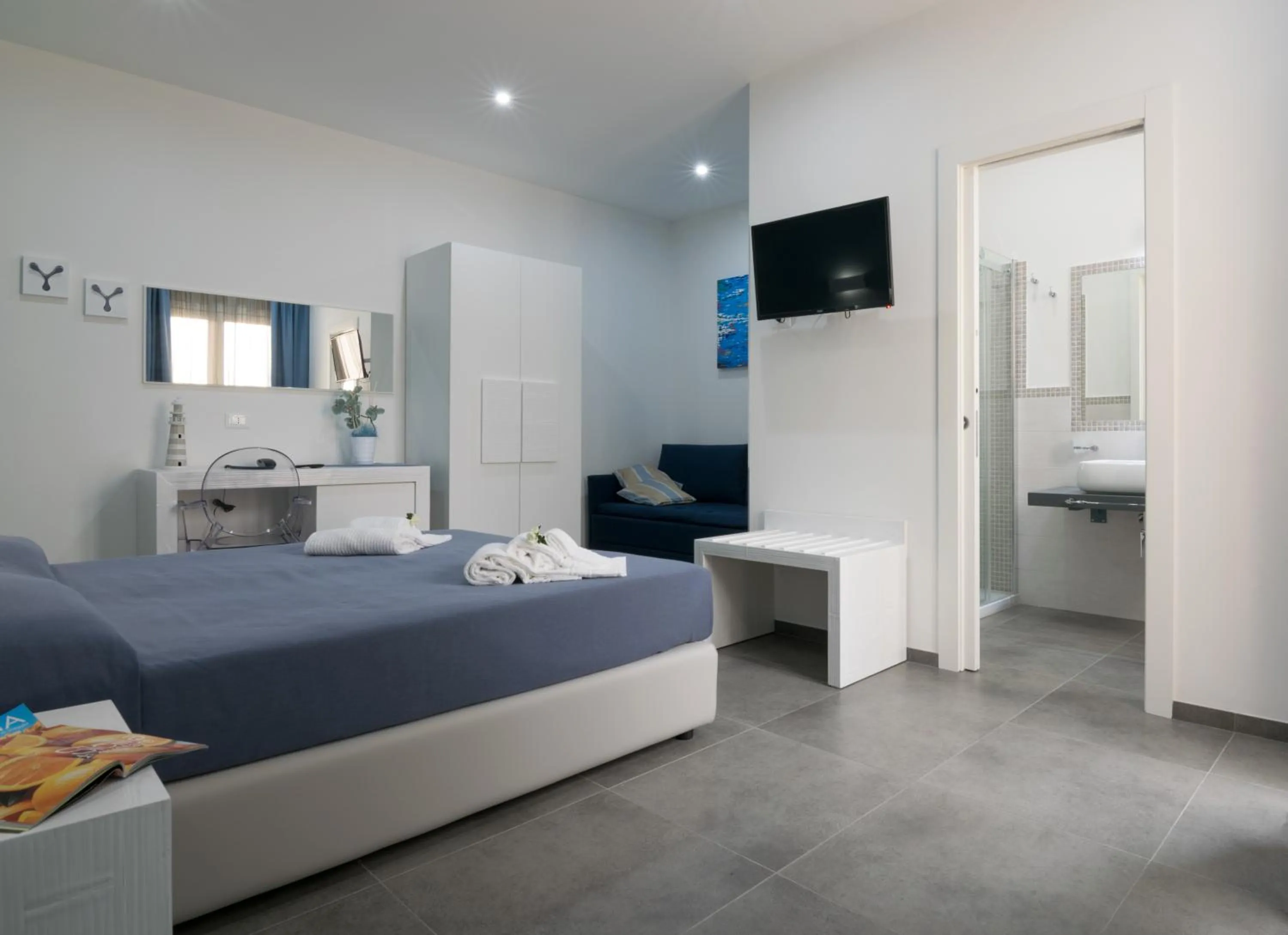 Shower, Bed in Pharos