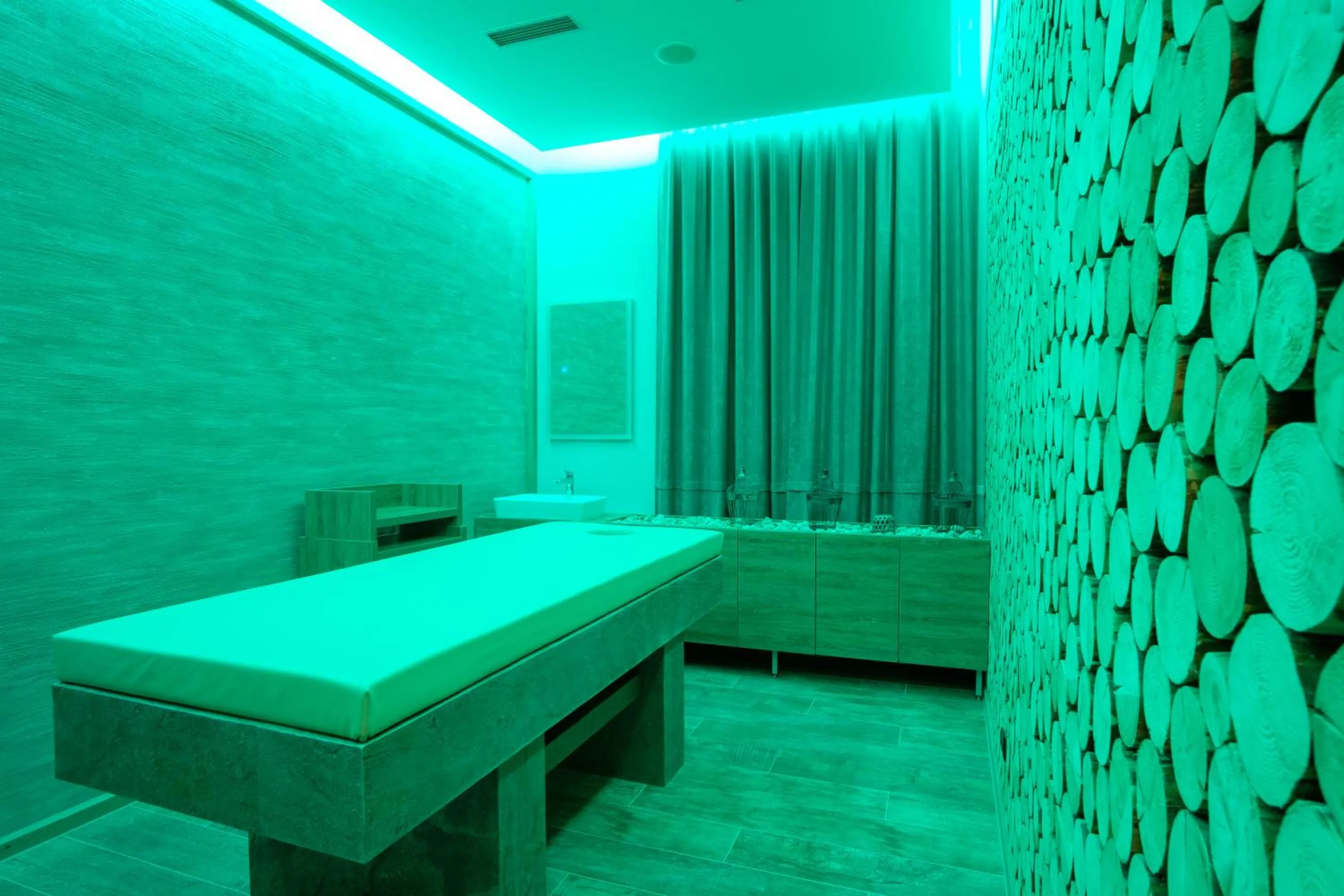 Massage, Bed in Hotel Hills Sarajevo Congress & Thermal Spa Resort