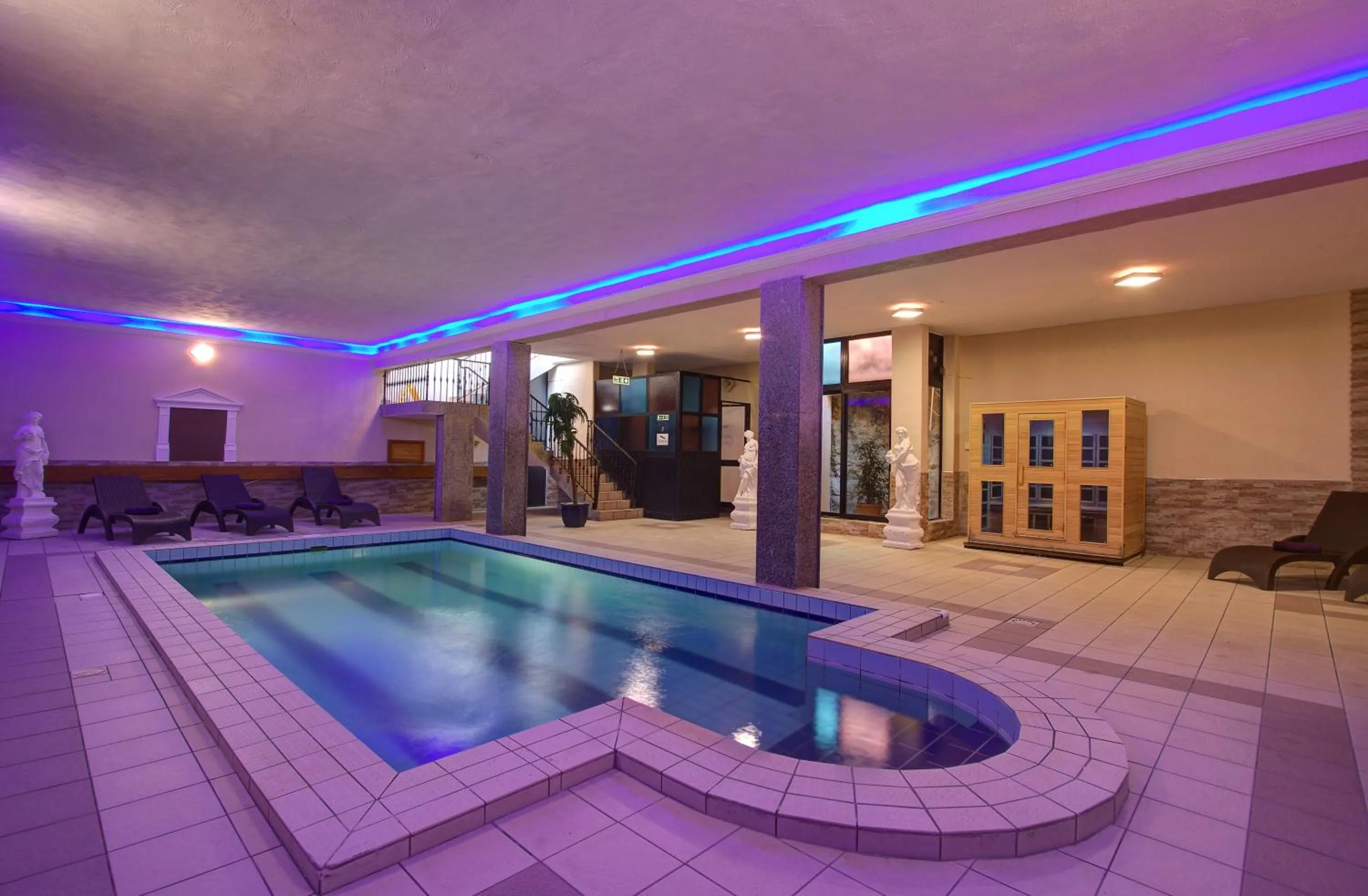 Swimming pool in Canifor Hotel