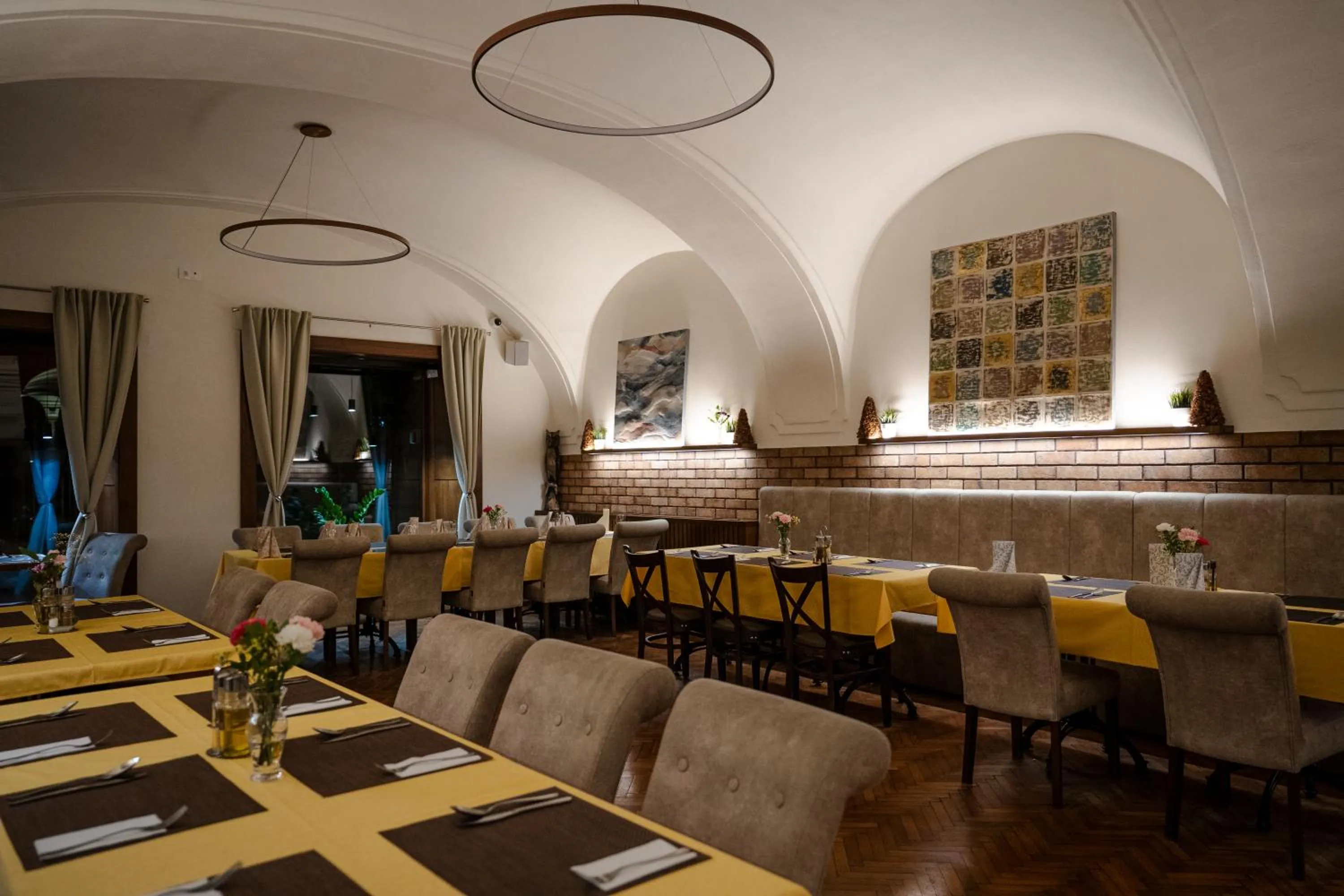 Restaurant/places to eat in Hotel Arkada