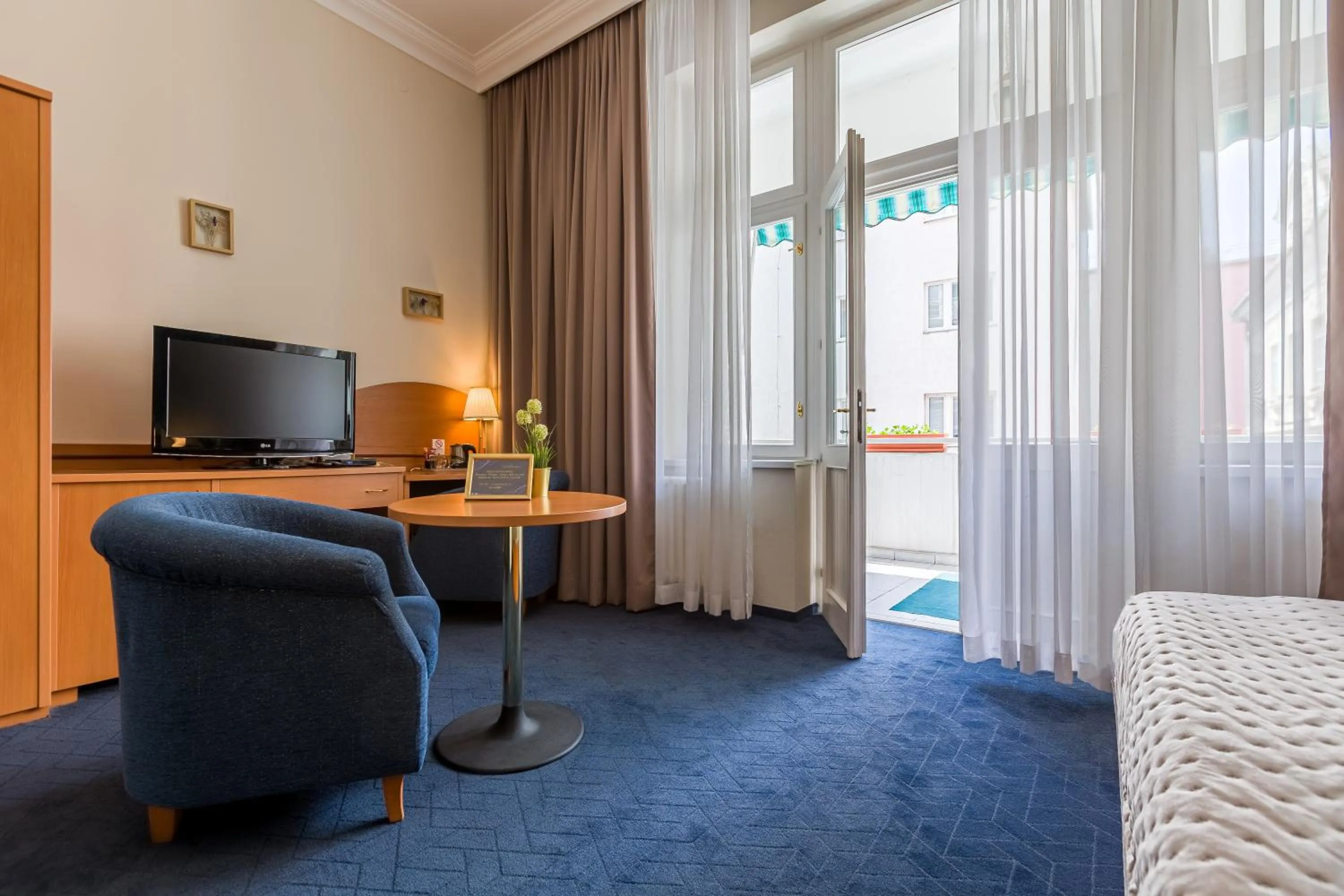 Living room, Bed in Hotel Arcus Garden