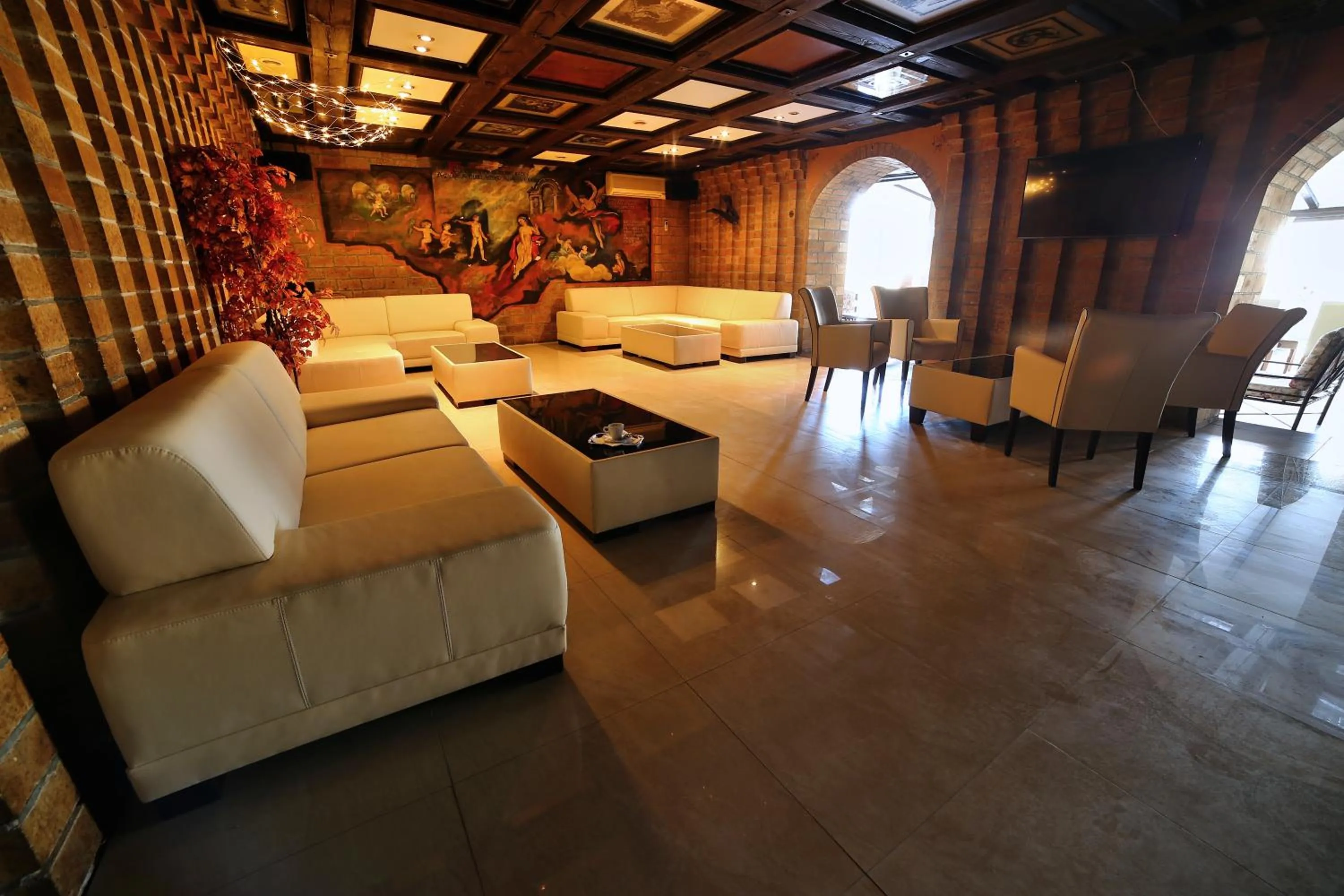 Communal lounge/ TV room in Penzion Benatky