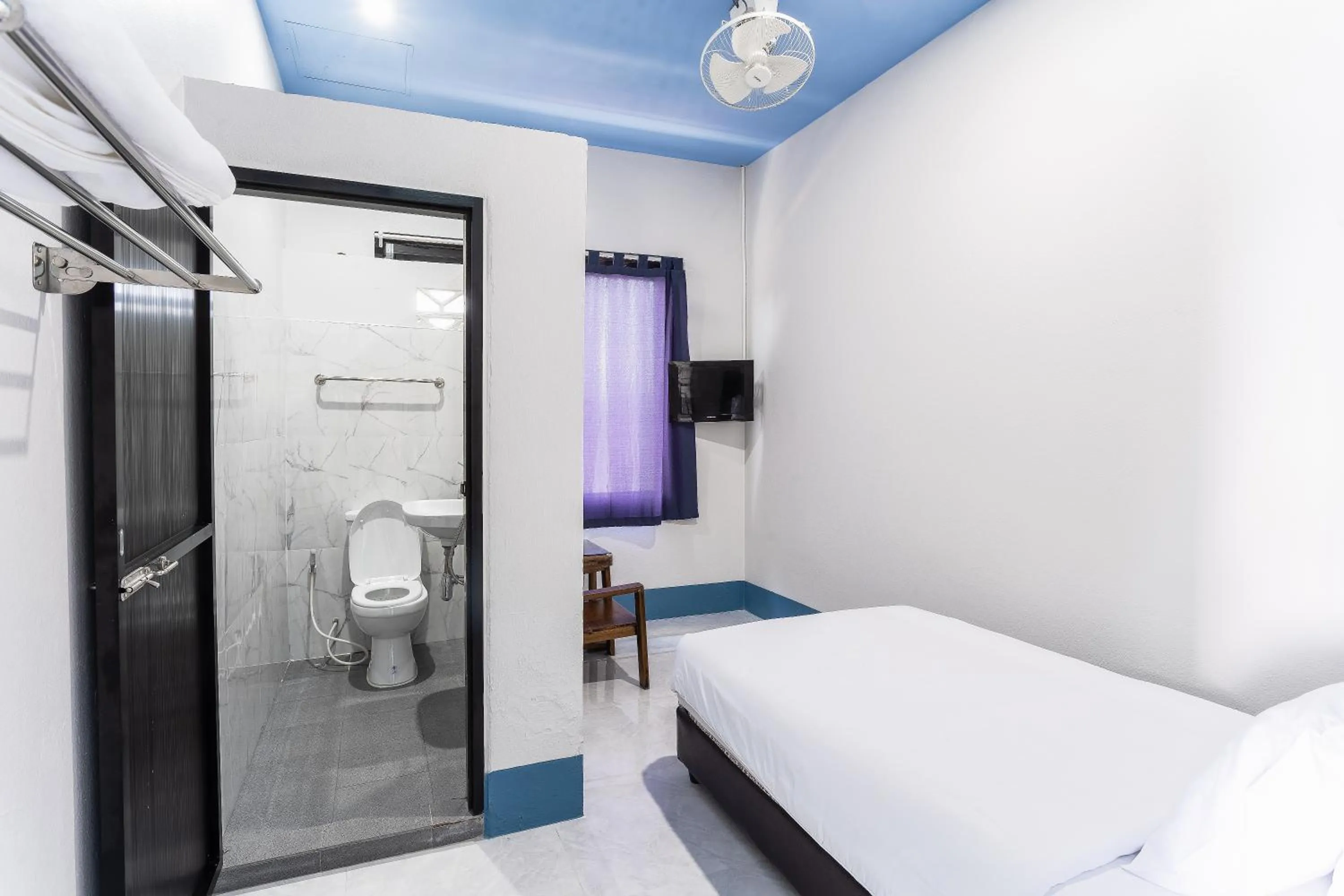 Bathroom, Bed in Udomsuk Hotel
