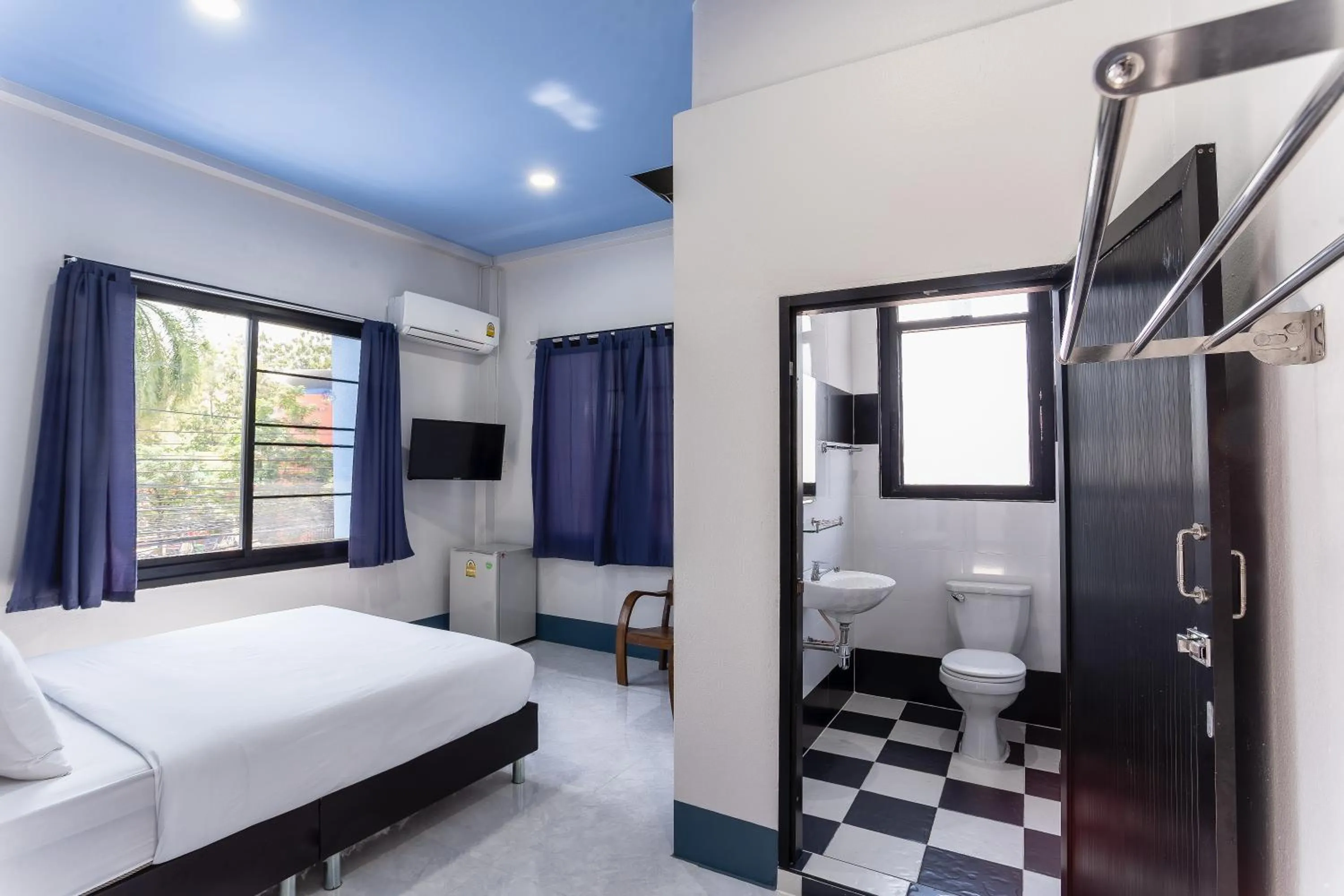 Photo of the whole room, Bed in Udomsuk Hotel