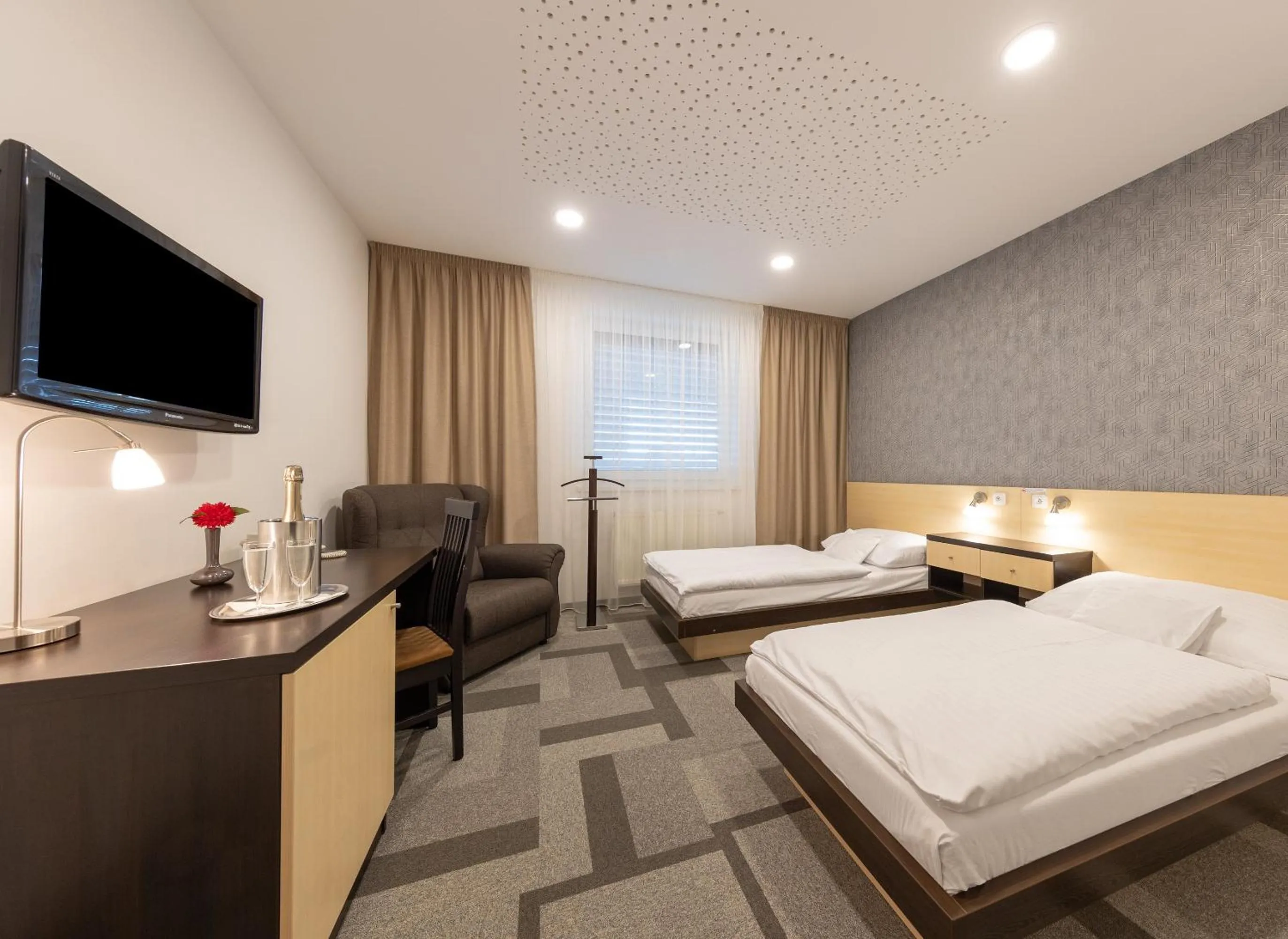 Photo of the whole room, Bed in BNC Hotel - Restaurant - Bowling