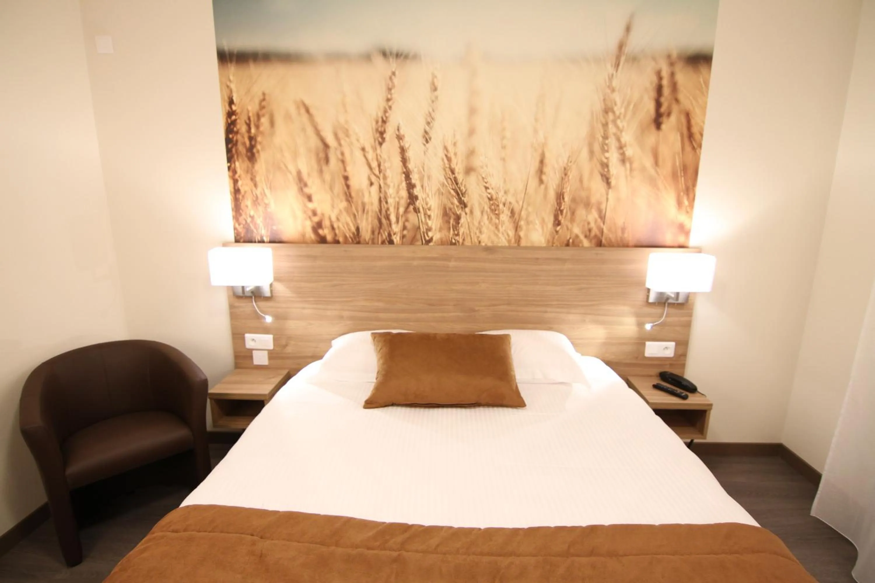 Bedroom, Bed in Logis Hôtel - La Chambre d'Amiens