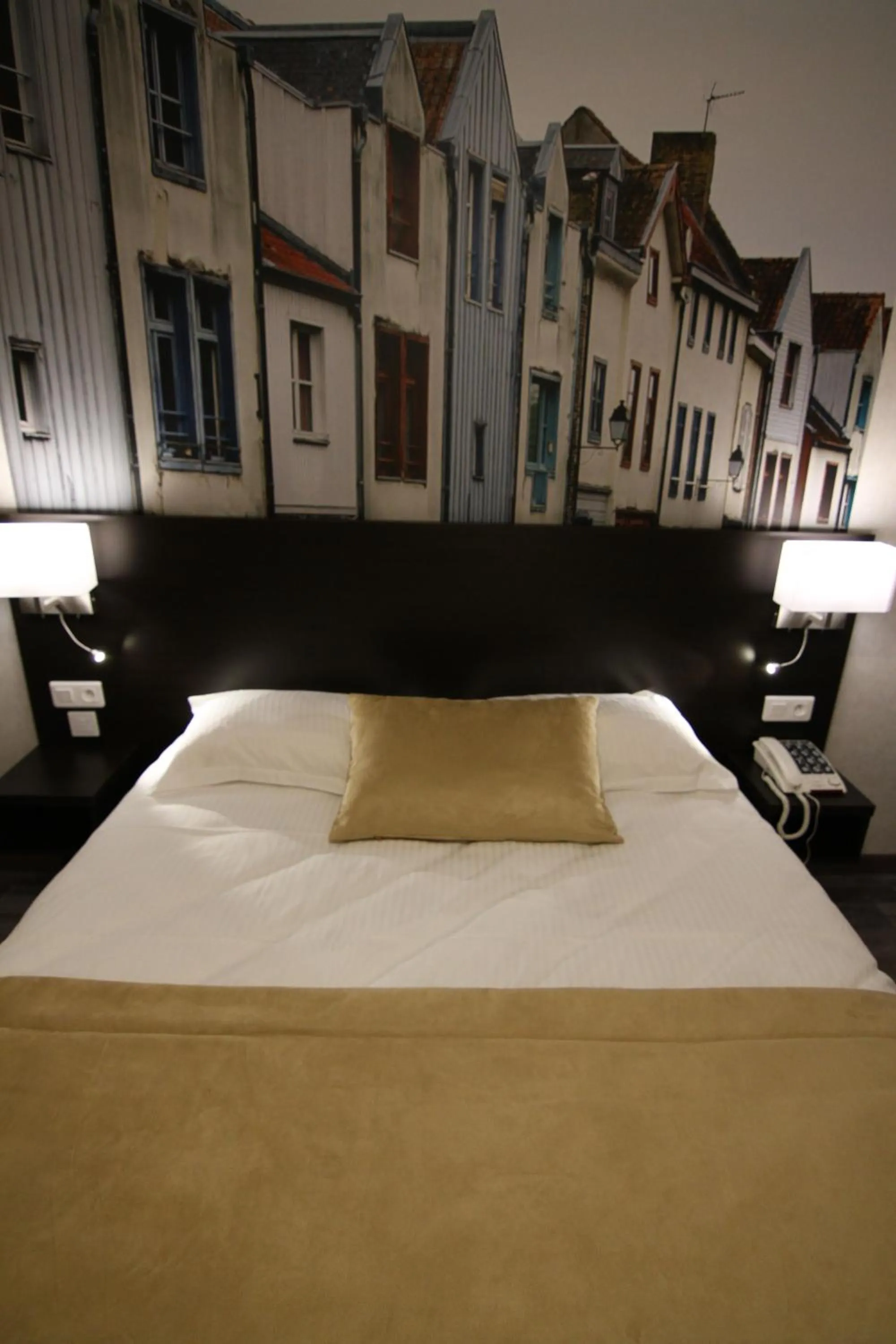 Bed in Logis Hôtel - La Chambre d'Amiens
