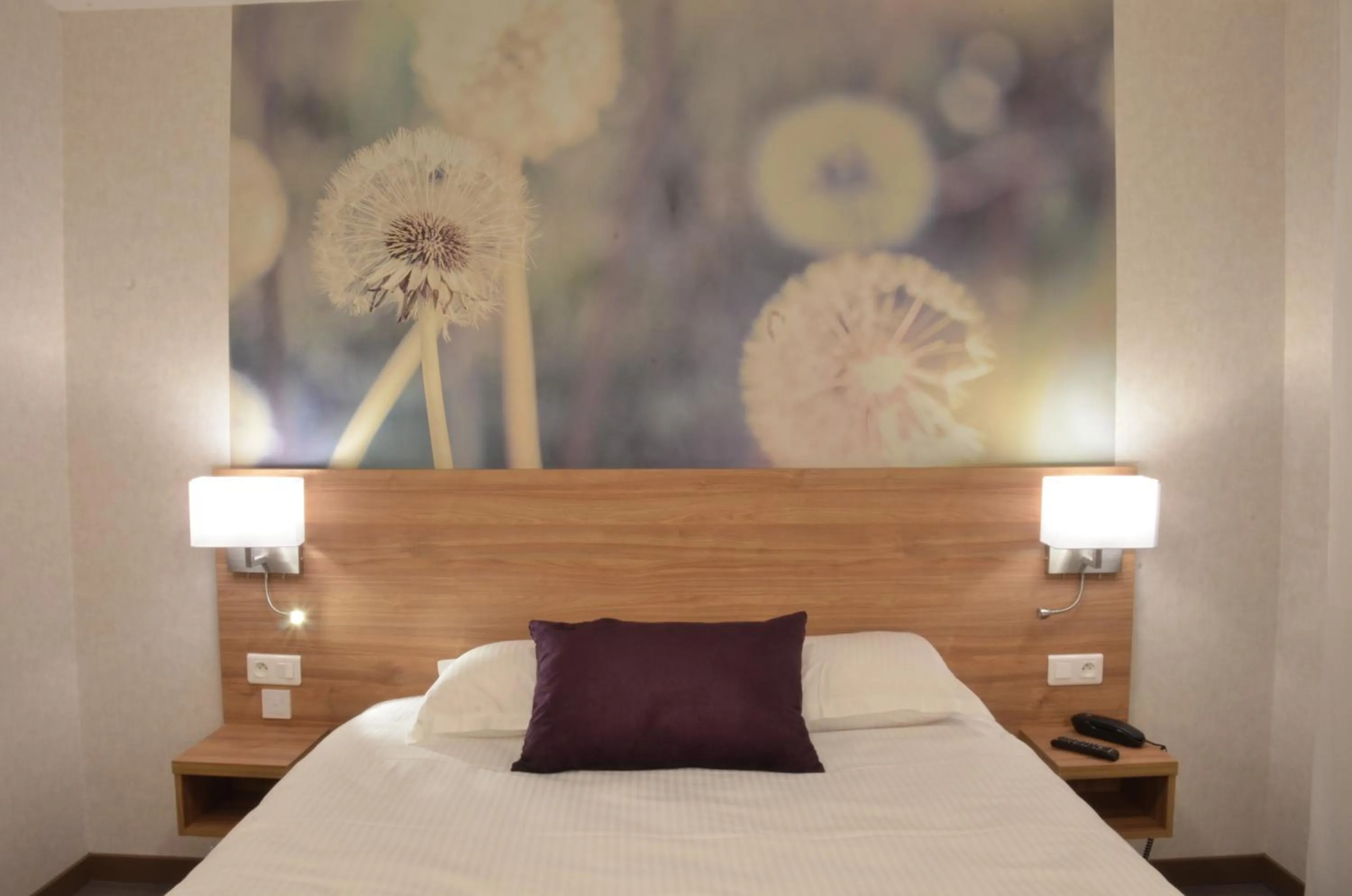 Bedroom, Bed in Logis Hôtel - La Chambre d'Amiens