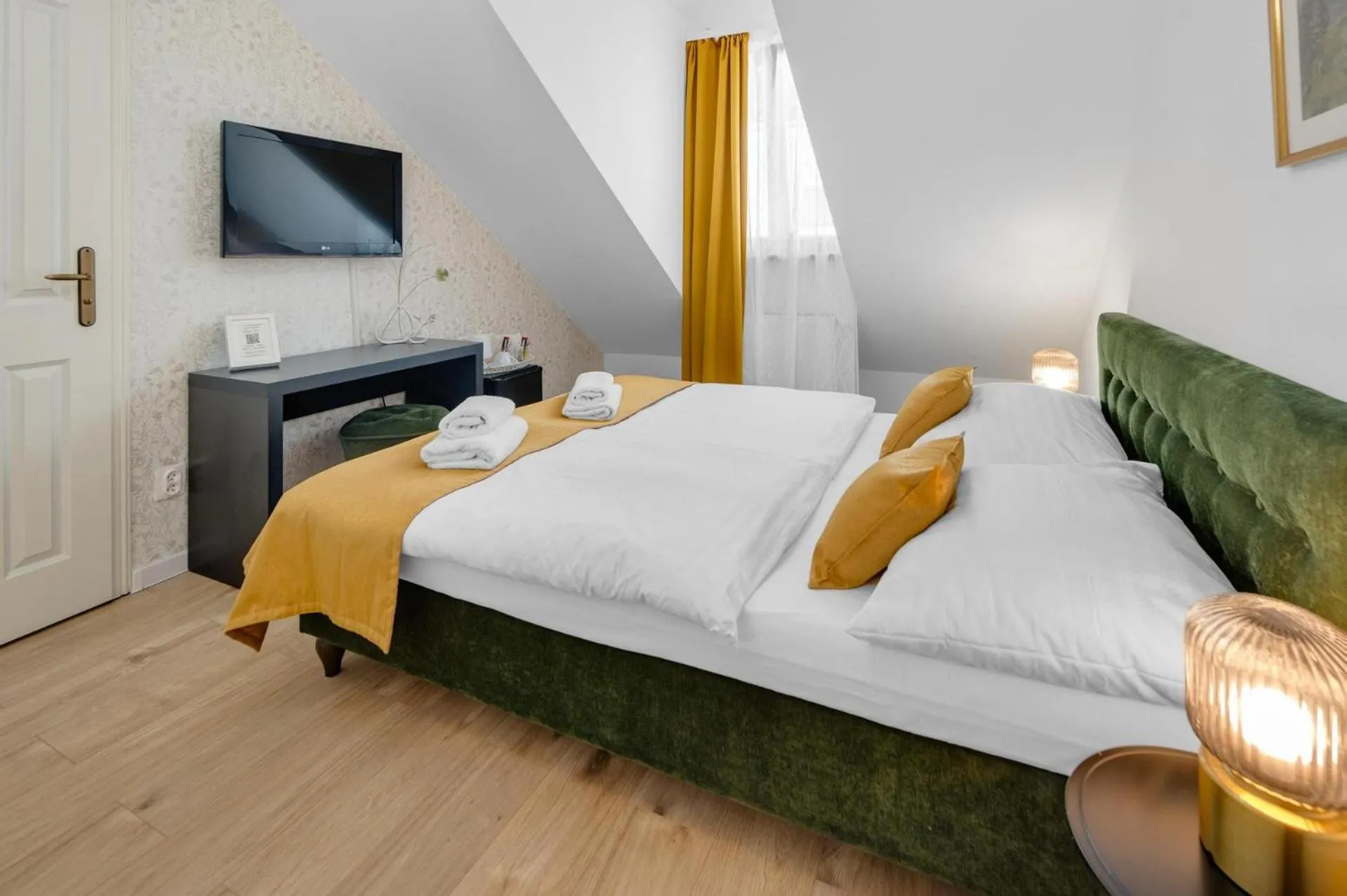 TV and multimedia, Bed in Garni Hotel VIRGO