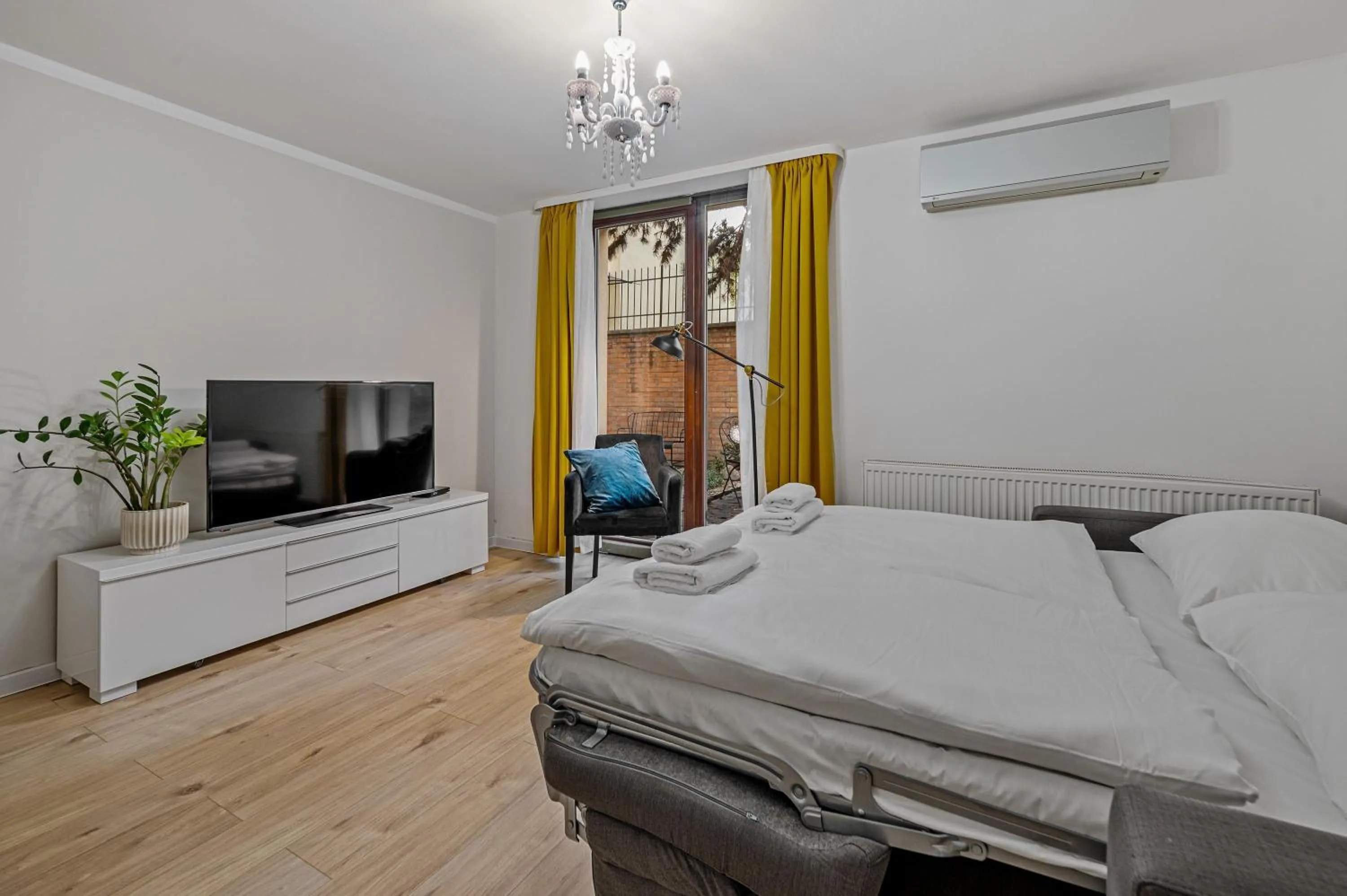 Communal lounge/ TV room, Bed in Garni Hotel VIRGO