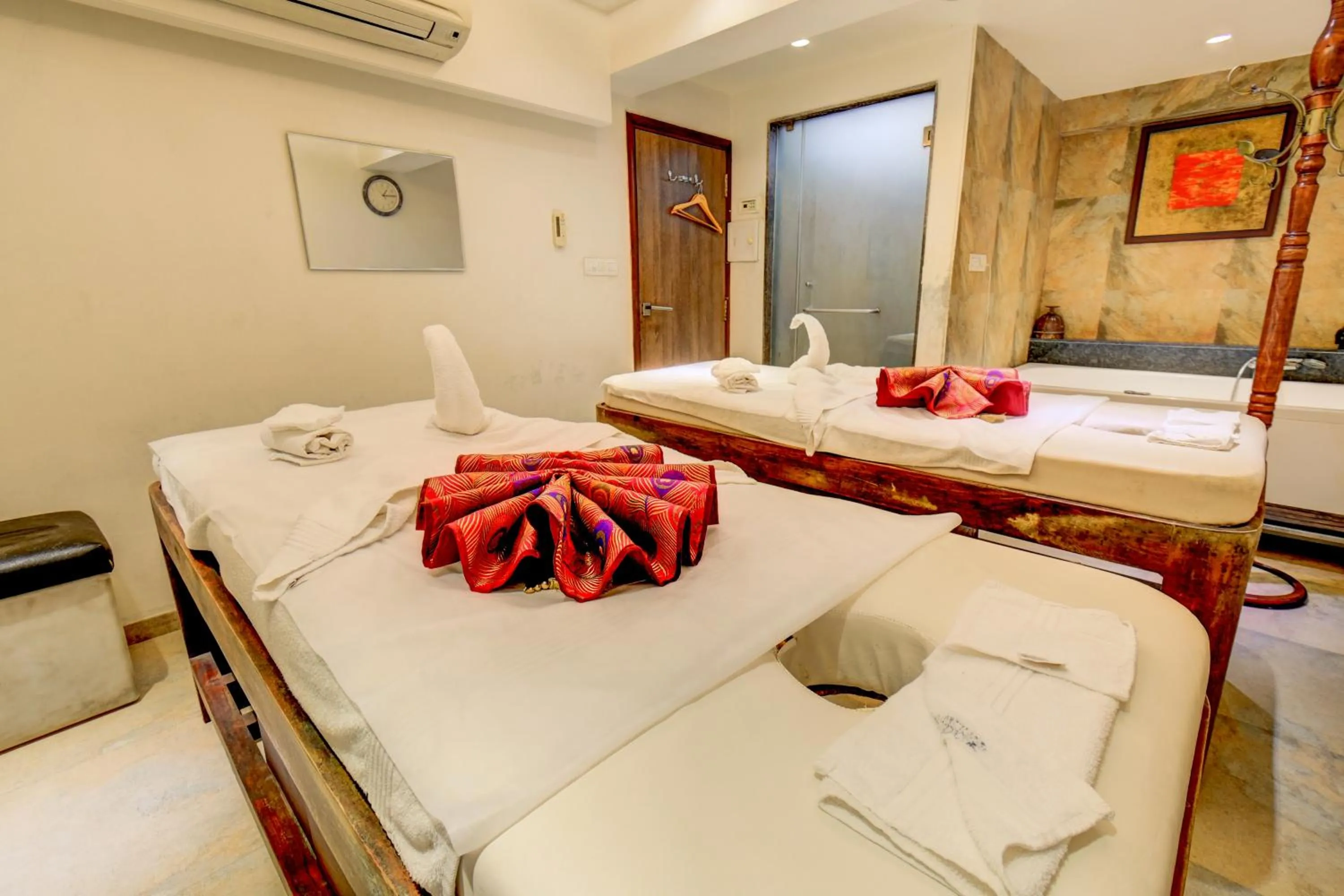 Spa and wellness centre/facilities, Bed in The SSK Solitaire Hotel & Banquets
