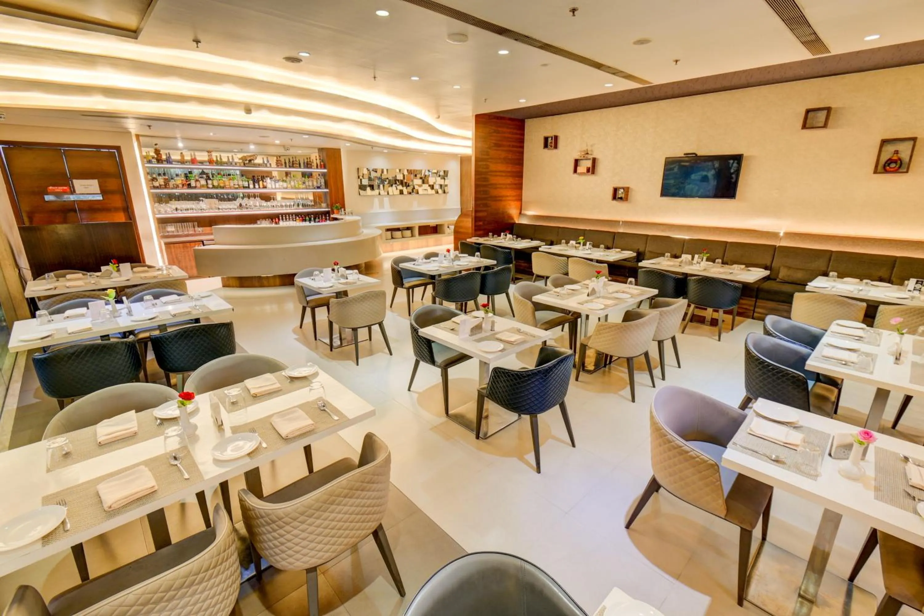 Restaurant/places to eat in The SSK Solitaire Hotel & Banquets