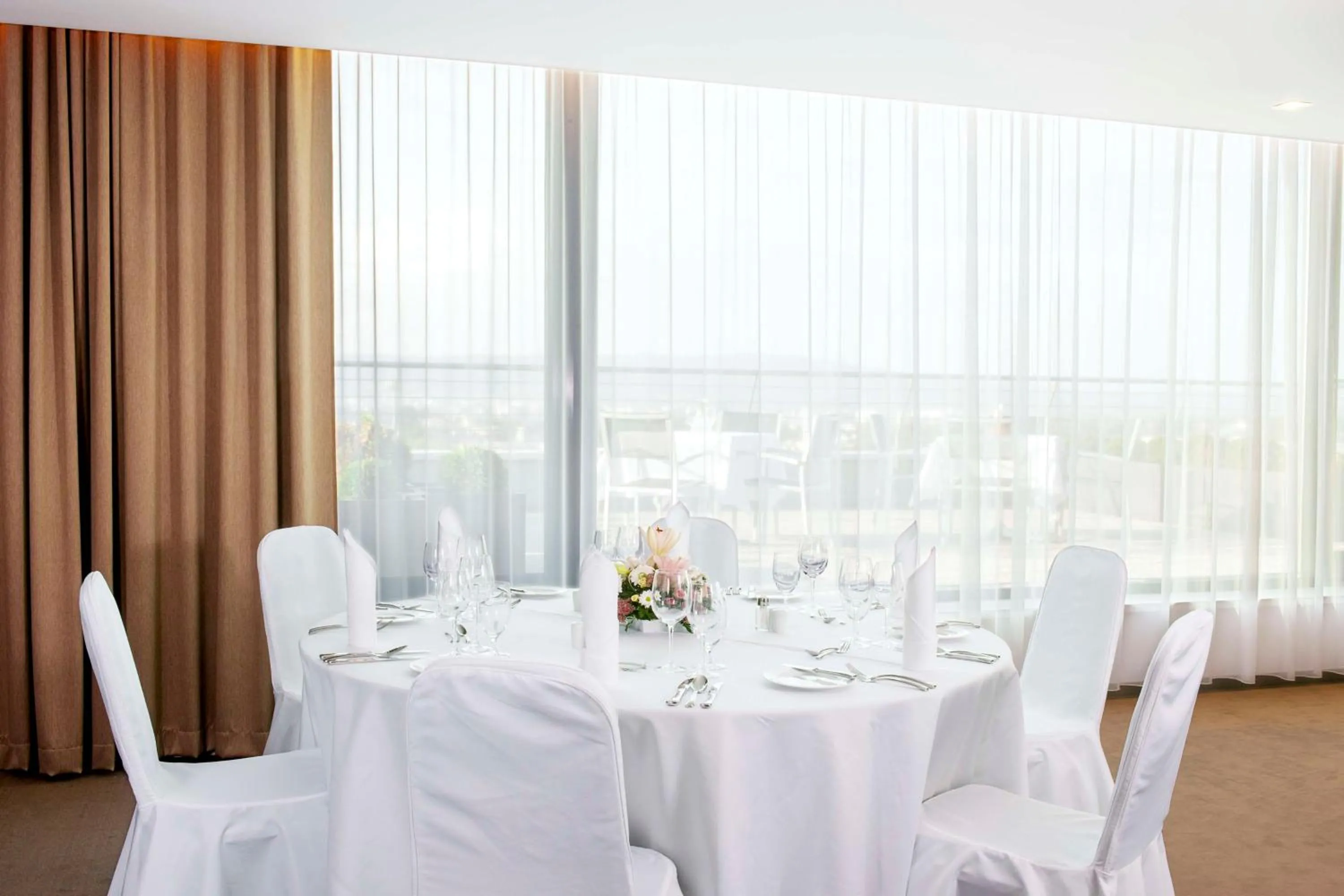 Restaurant/places to eat in NH Bratislava Gate One