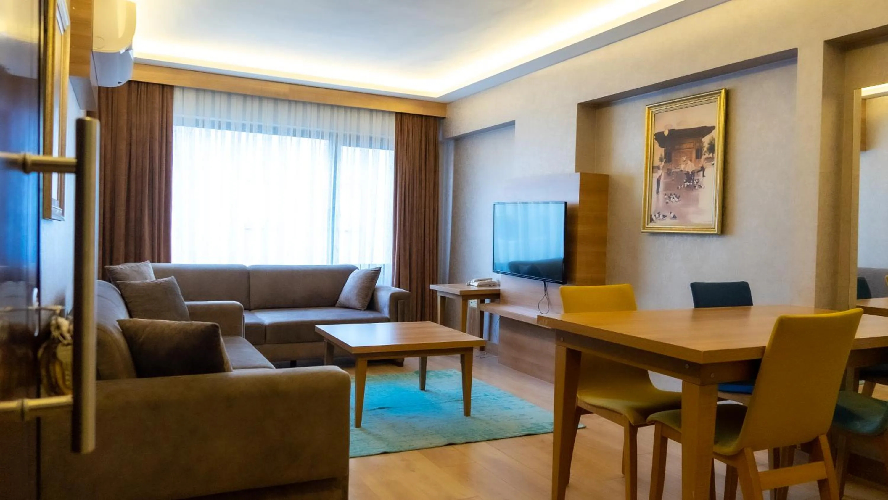 Communal lounge/ TV room in Bursa Suites Apart Otel