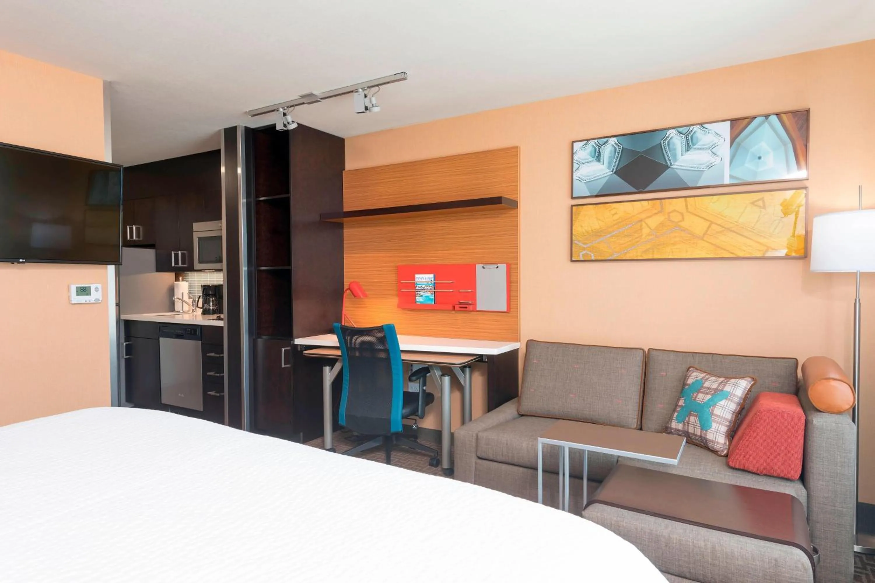 Photo of the whole room, Bed in TownePlace Suites by Marriott Ontario-Mansfield