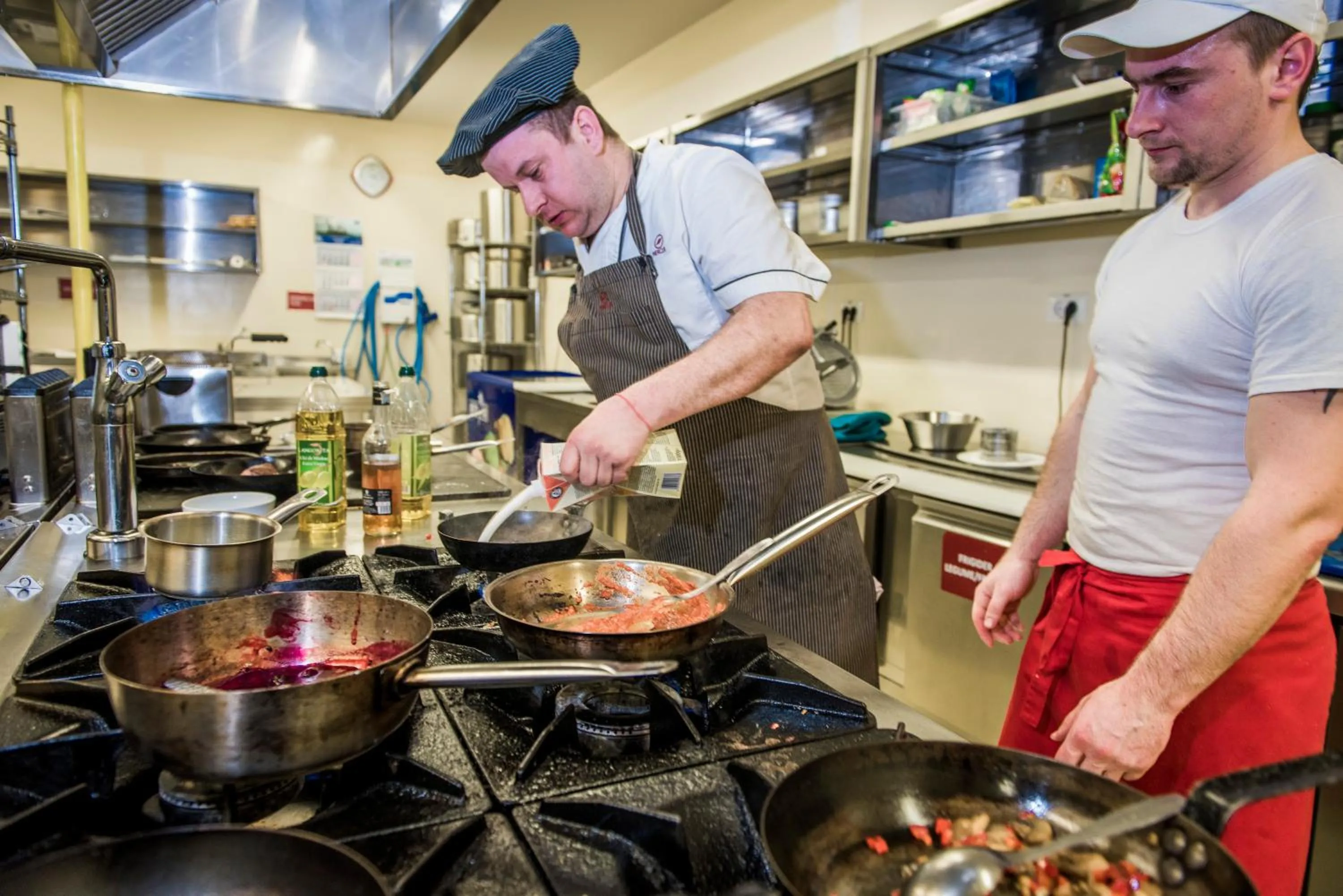 Kitchen or kitchenette in Hotel TTS**** Spa&Wellness Covasna