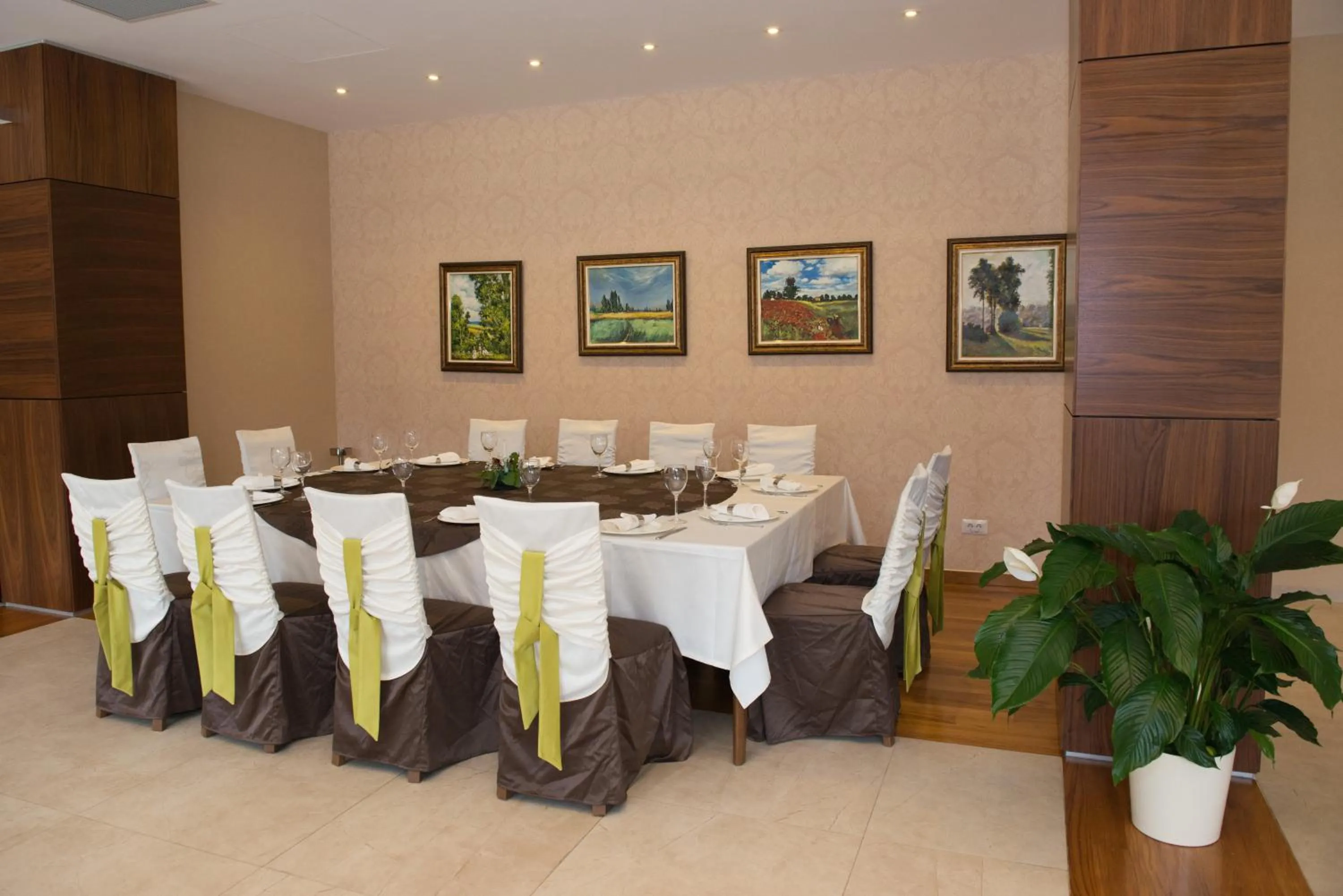 Restaurant/places to eat in Hotel TTS**** Spa&Wellness Covasna