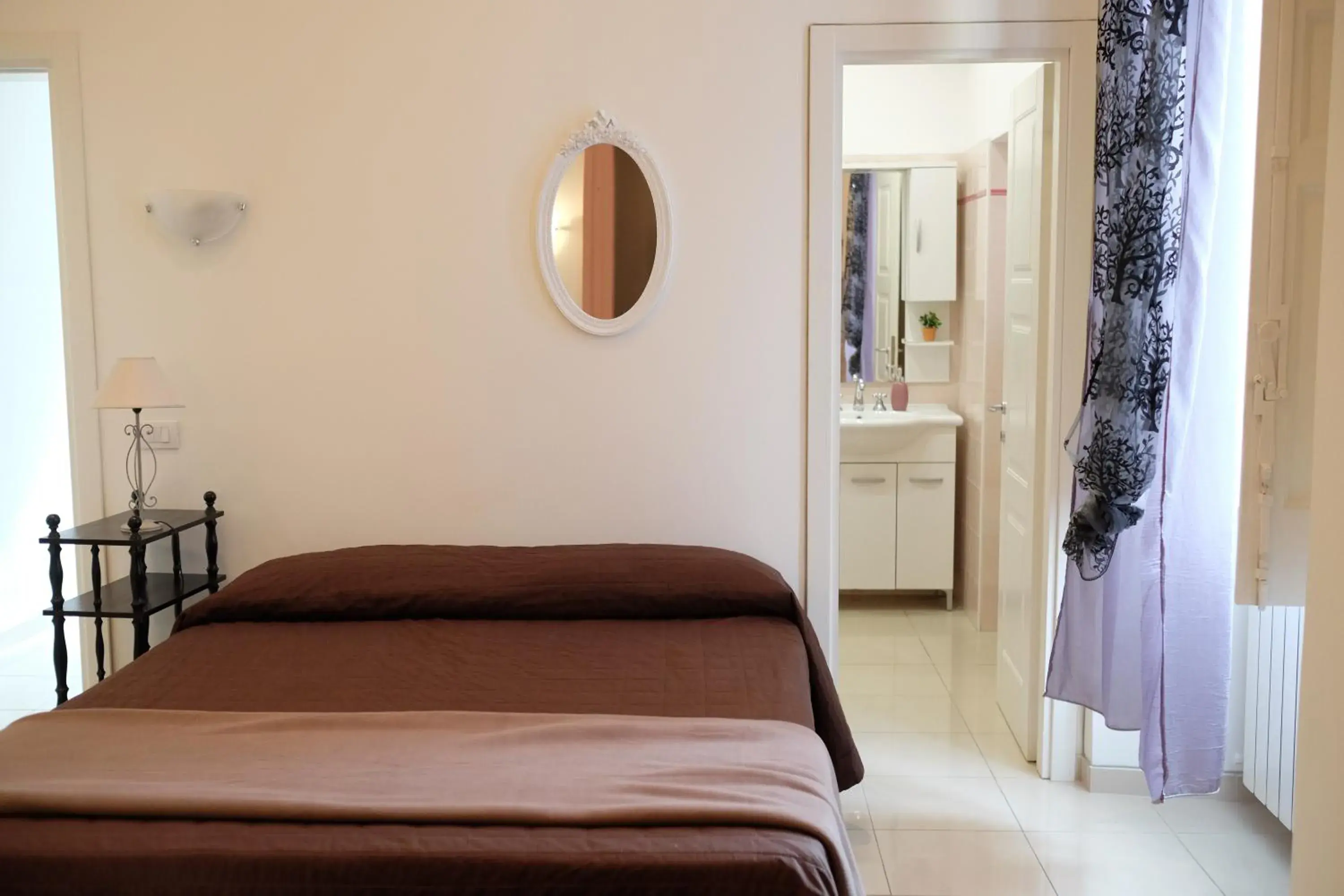 Deluxe Room - single occupancy in Flora Rooms Deluxe Room - single occupancy in Flora Rooms