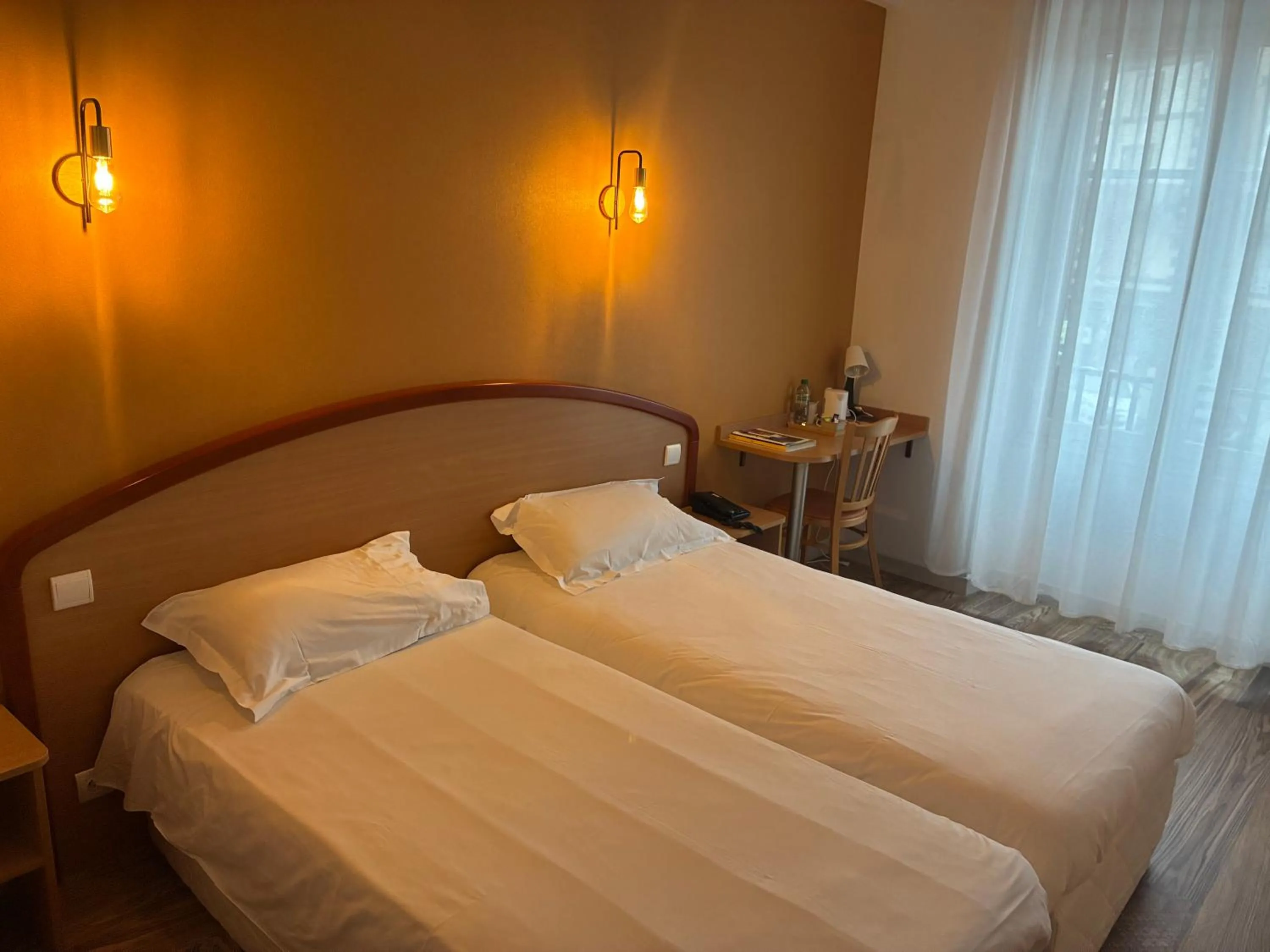 Bed in Logis Hôtel du Commerce