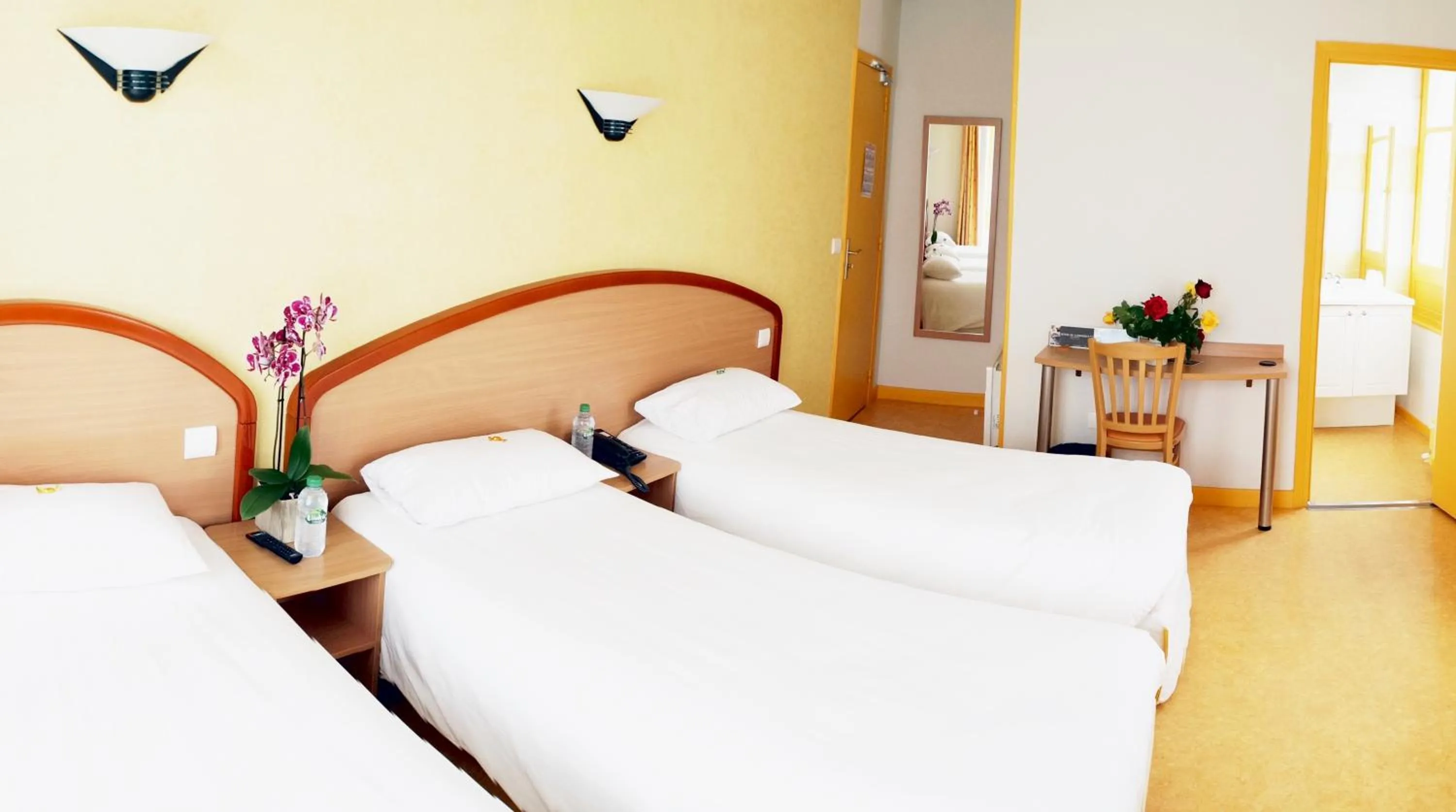 Bed in Logis Hôtel du Commerce