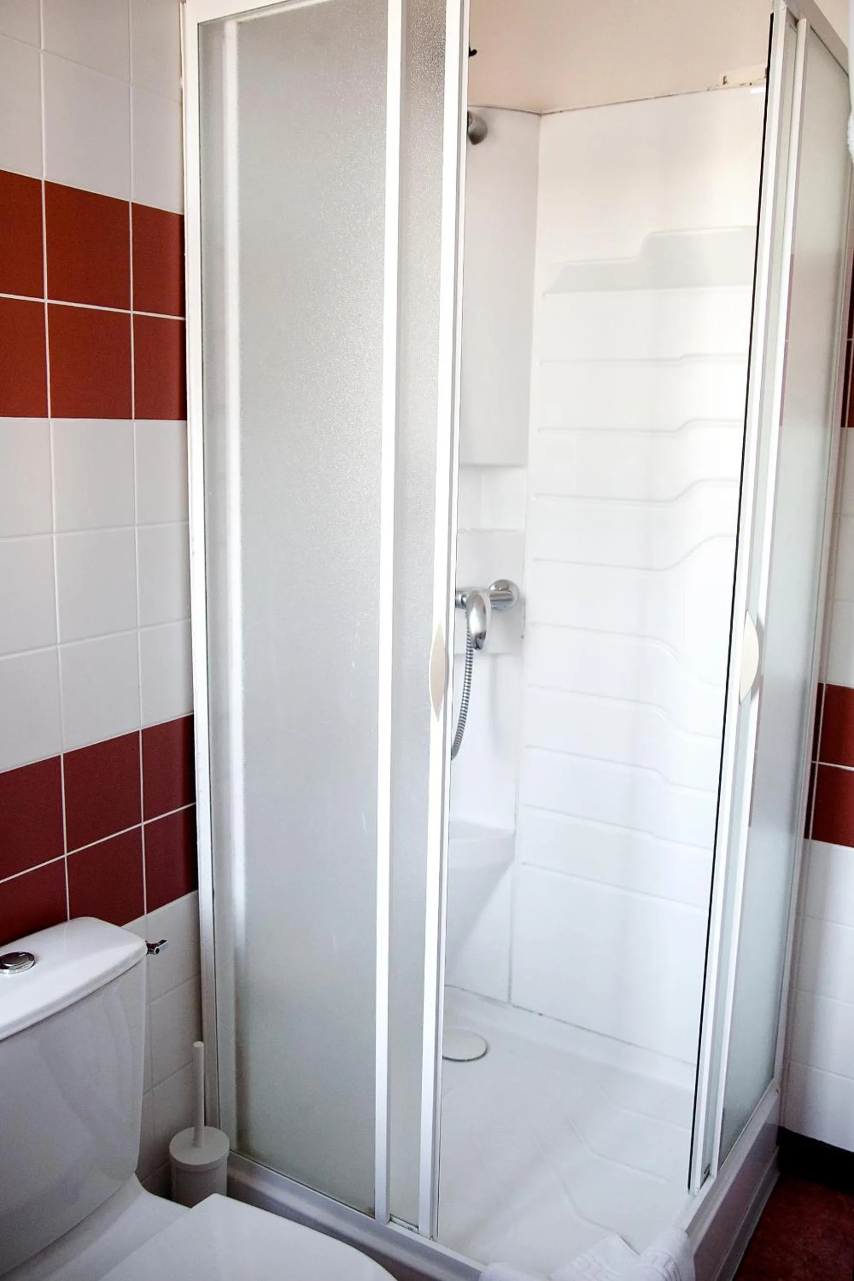Shower in Logis Hôtel du Commerce