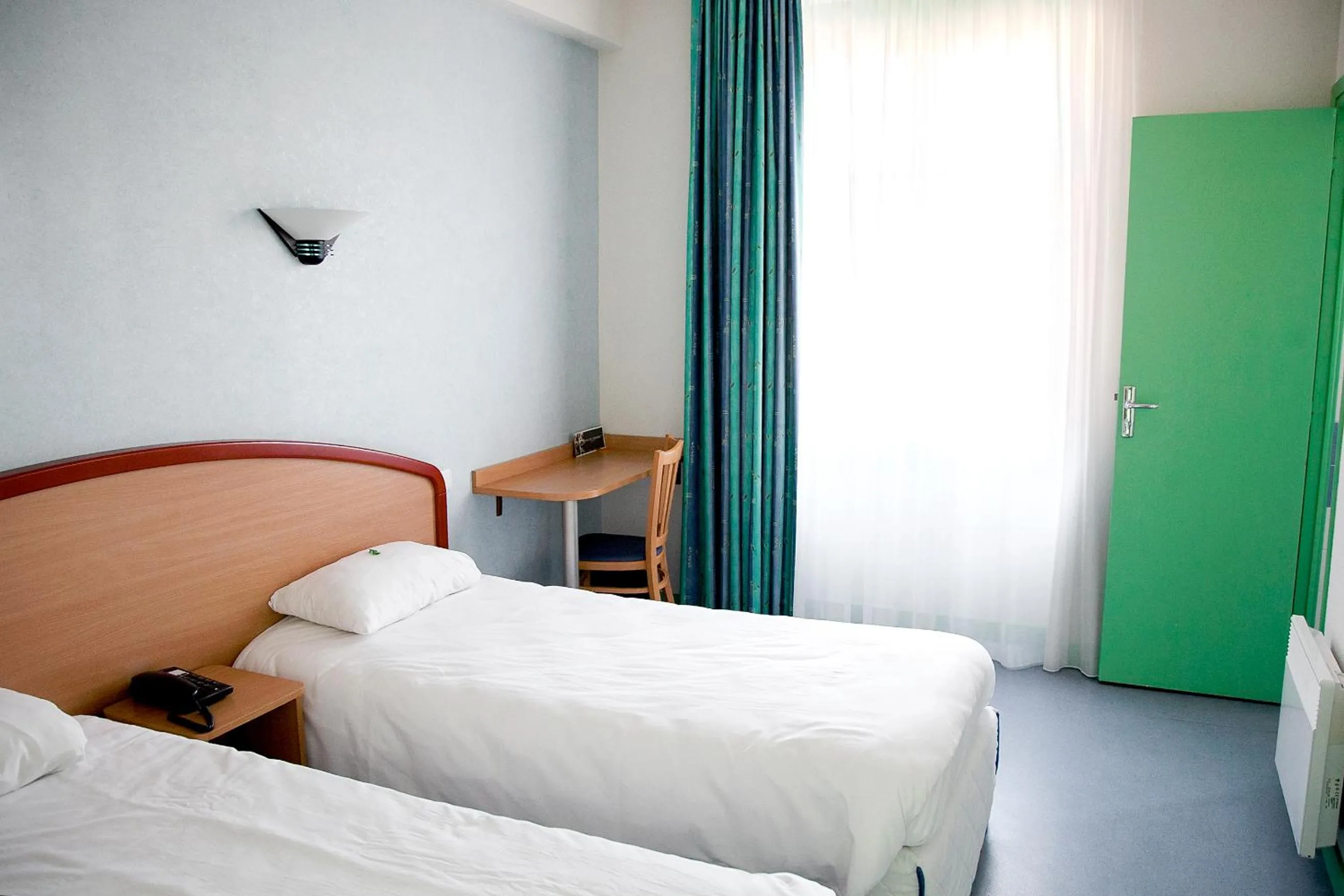 Bed in Logis Hôtel du Commerce