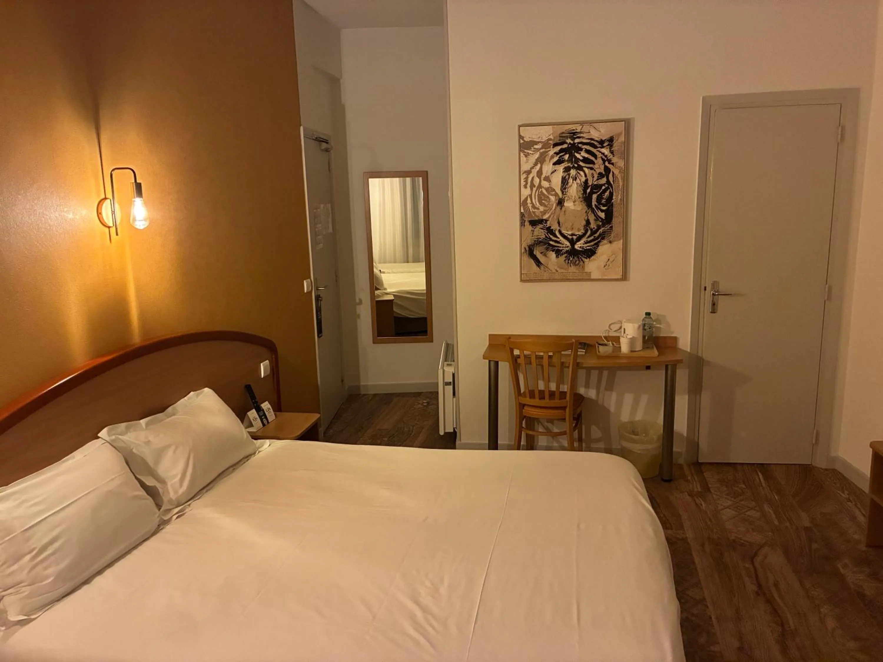 Bed in Logis Hôtel du Commerce