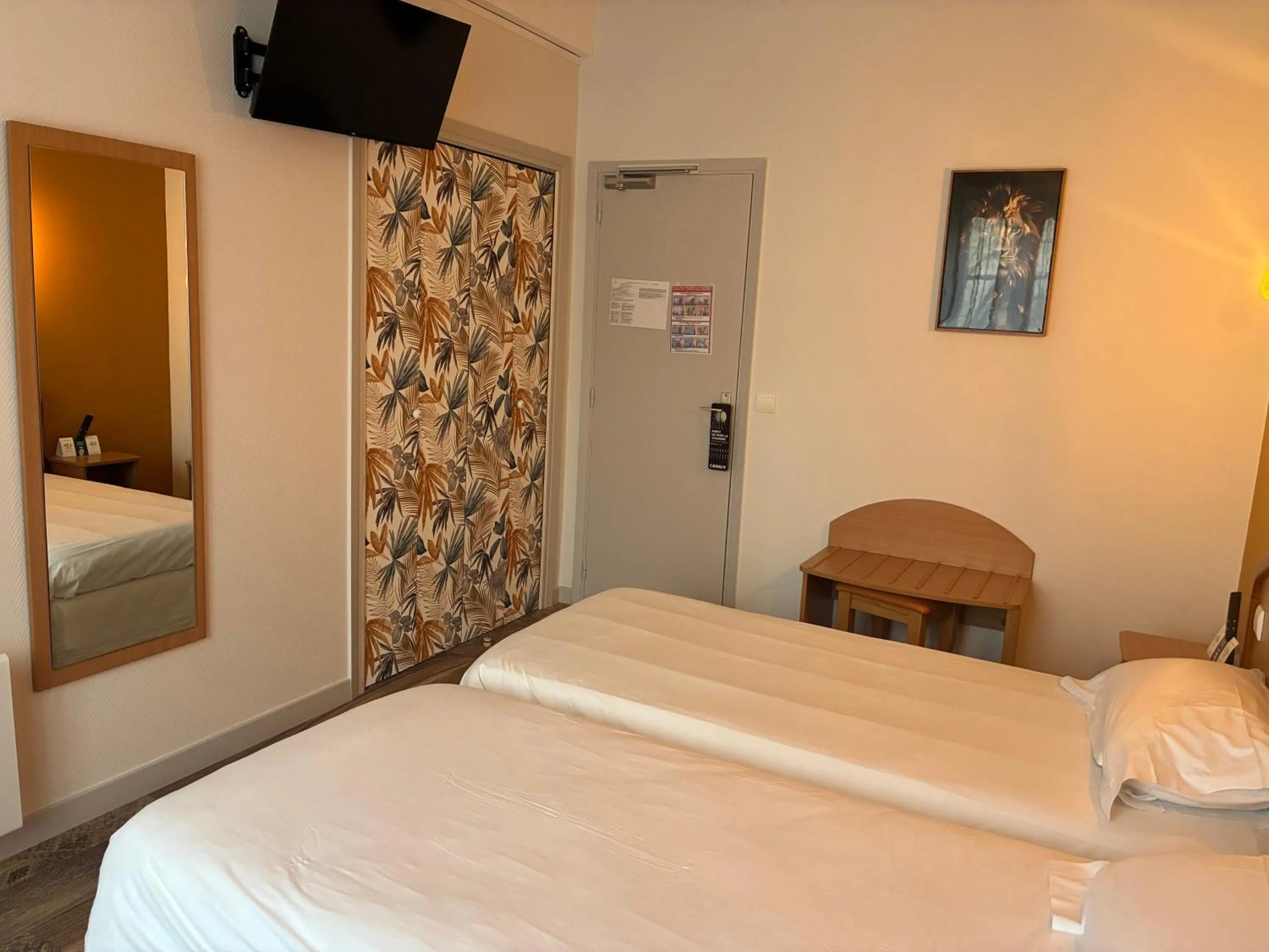 Bed in Logis Hôtel du Commerce