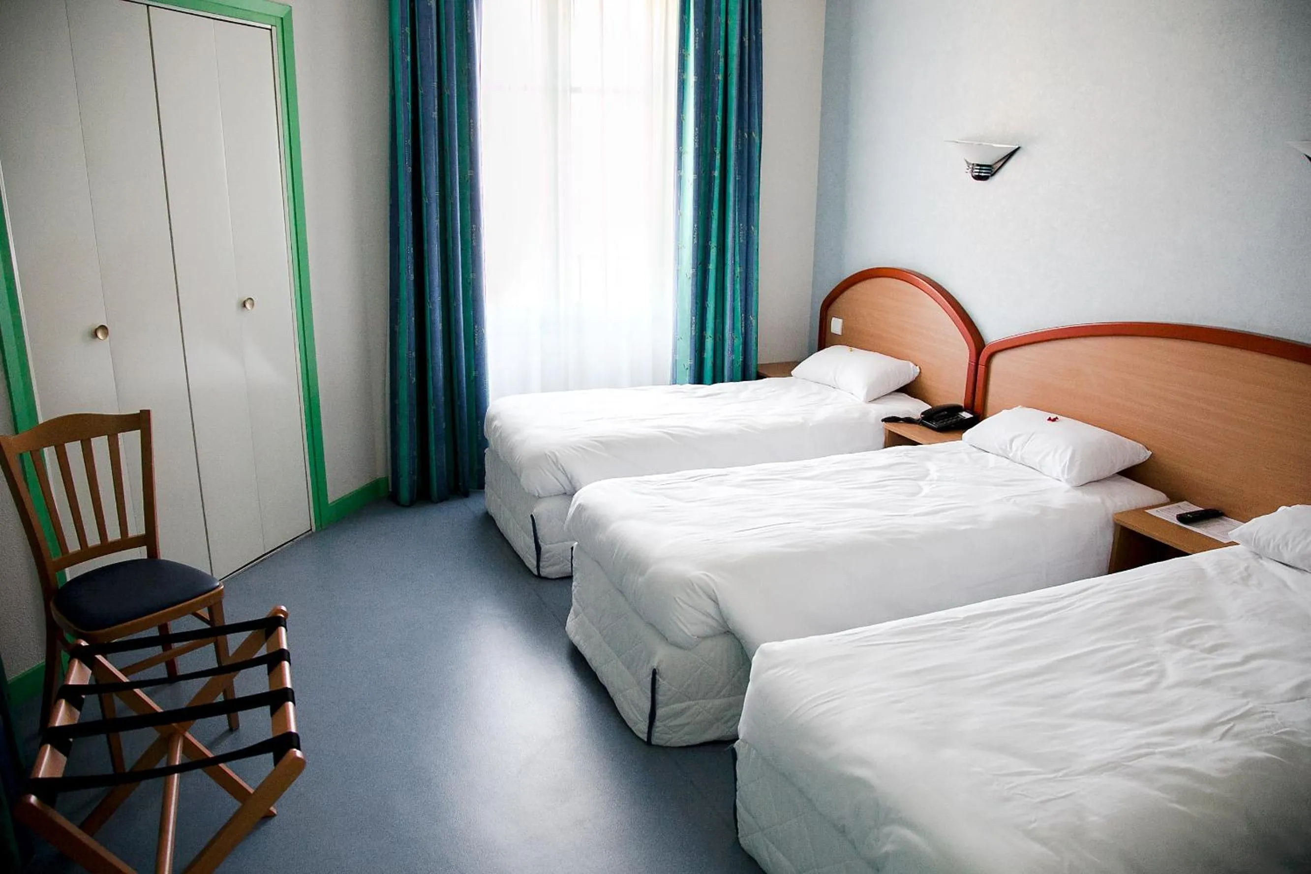 Bed in Logis Hôtel du Commerce