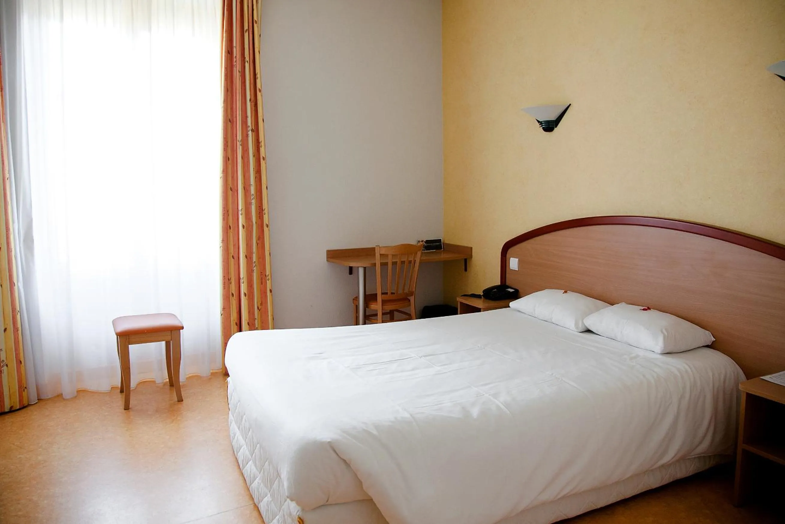 Bed in Logis Hôtel du Commerce