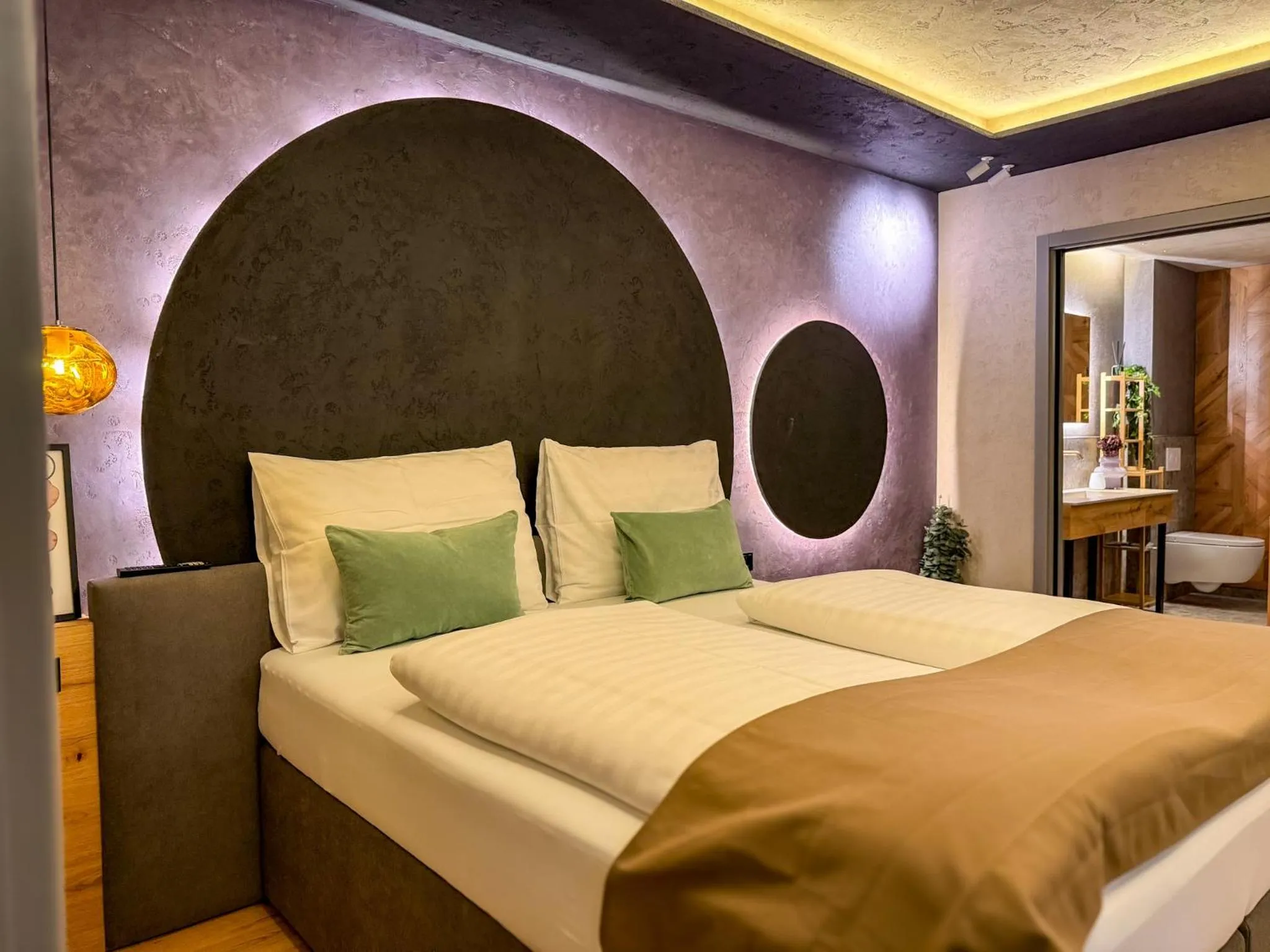 Photo of the whole room, Bed in zum Senner Suites Zillertal