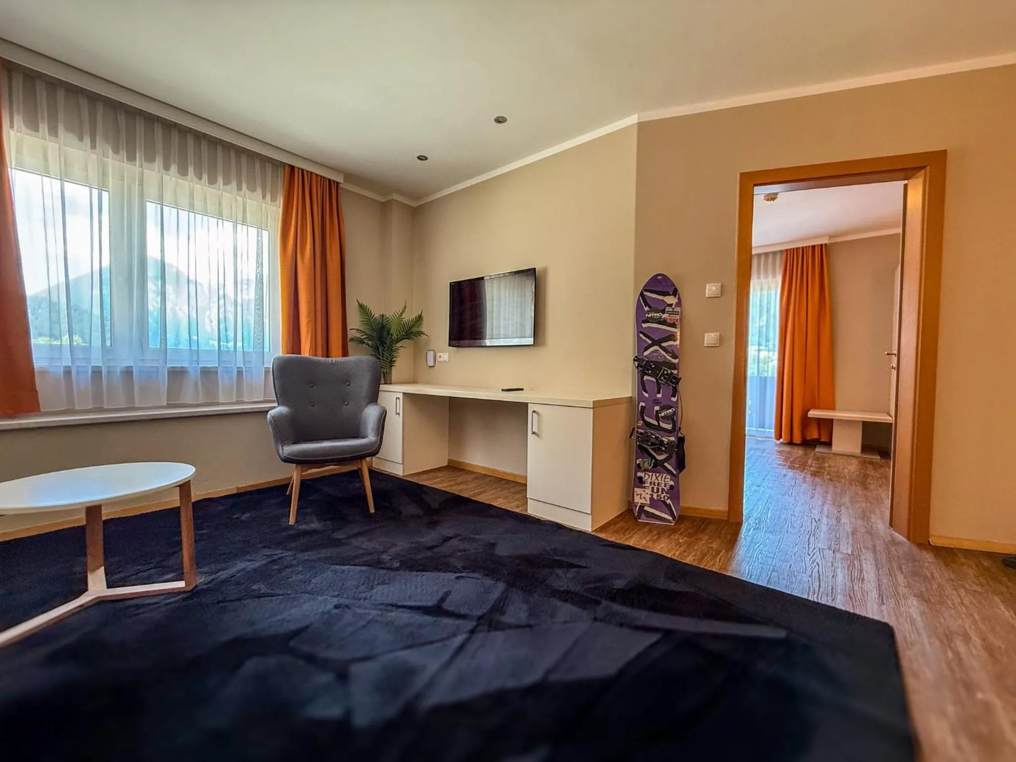 Communal lounge/ TV room, Bed in zum Senner Suites Zillertal