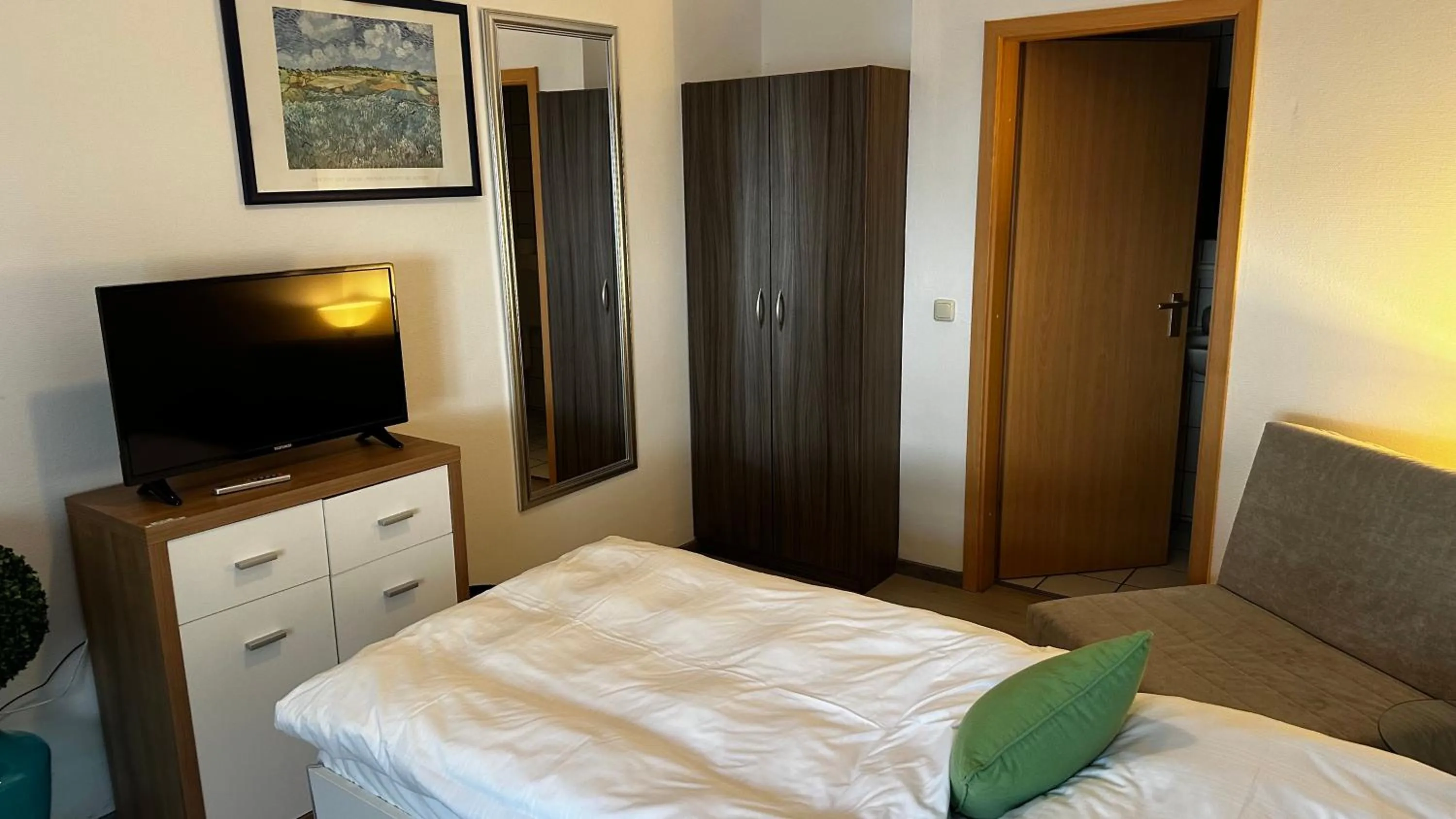 TV and multimedia, Bed in Messe Motel Laatzen