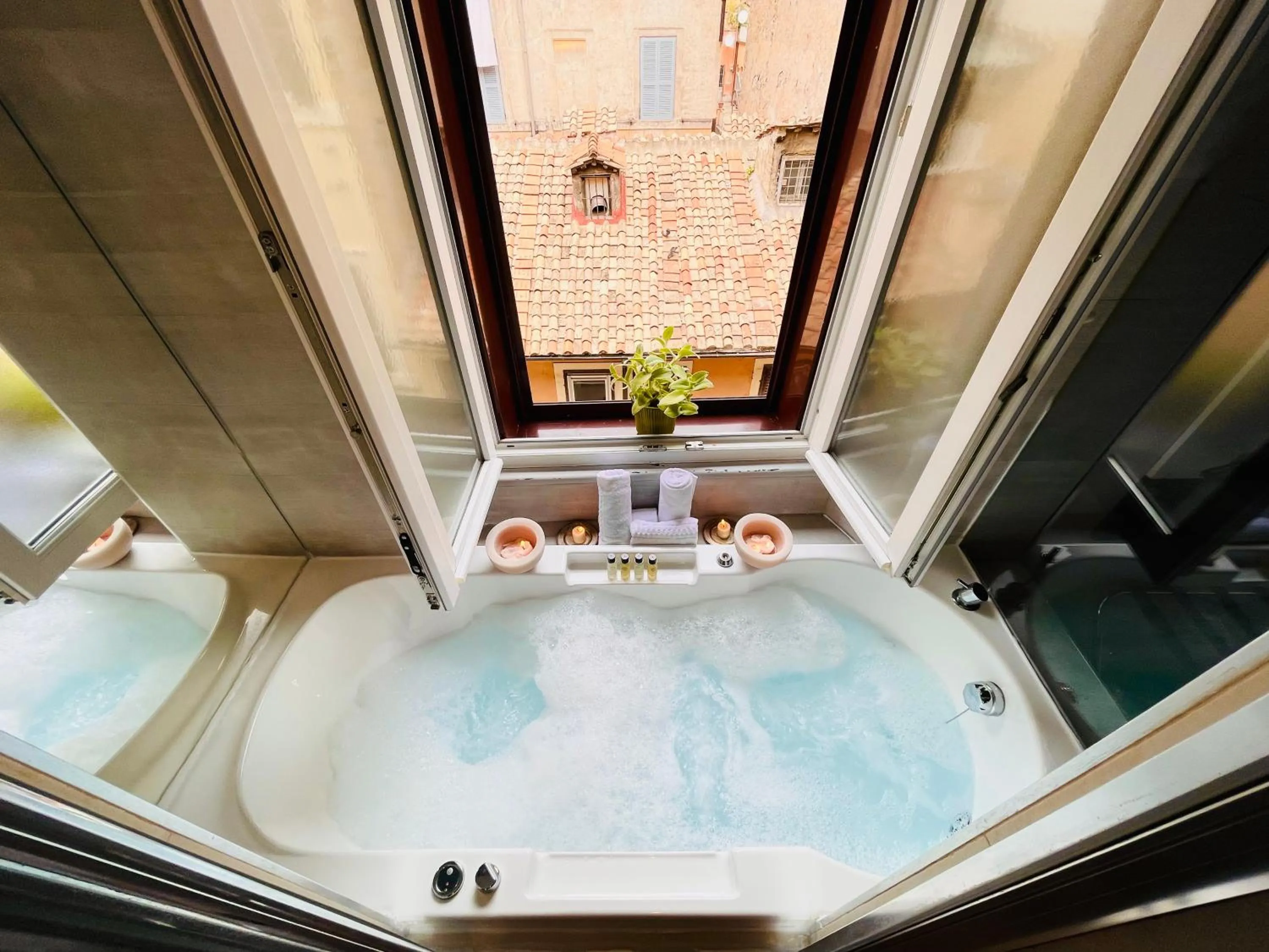 Hot Tub in Town House Spagna- luxury Rooms with Jacuzzi Bath