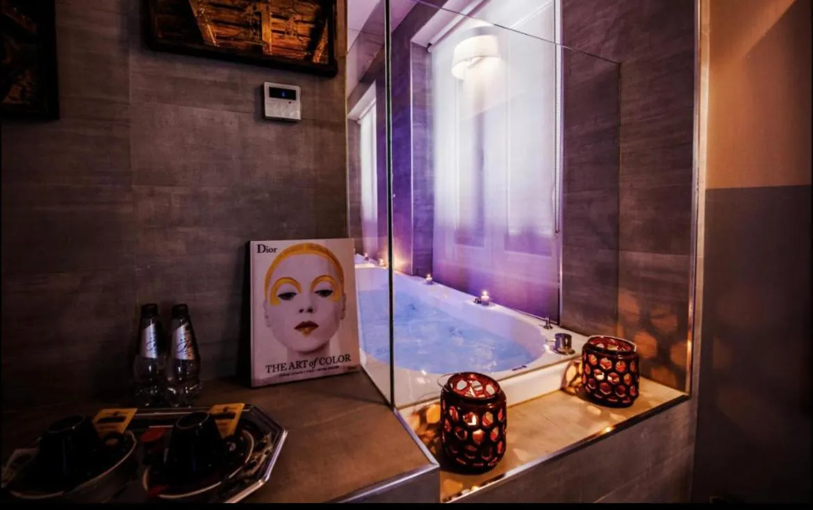 Hot Tub in Town House Spagna- luxury Rooms with Jacuzzi Bath