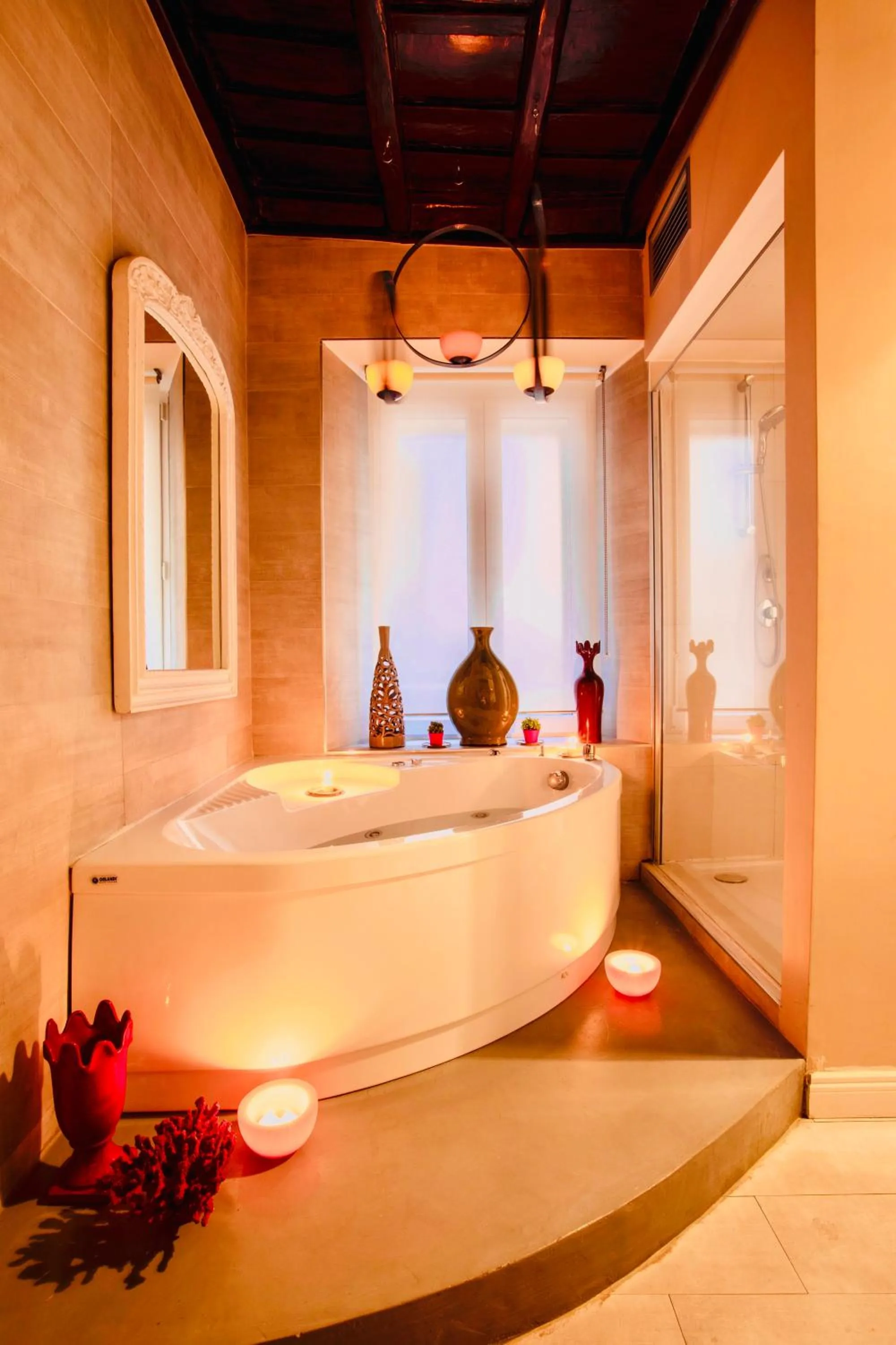 Hot Tub, Bed in Town House Spagna- luxury Rooms with Jacuzzi Bath