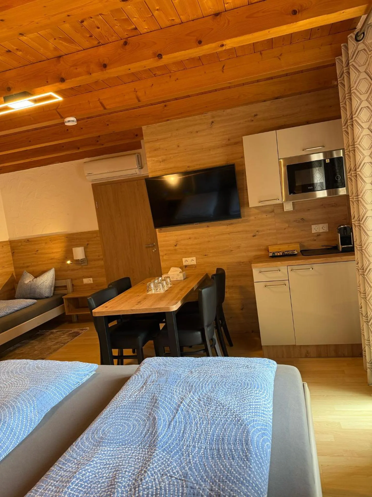 TV and multimedia, Bed in Gästehaus Rana