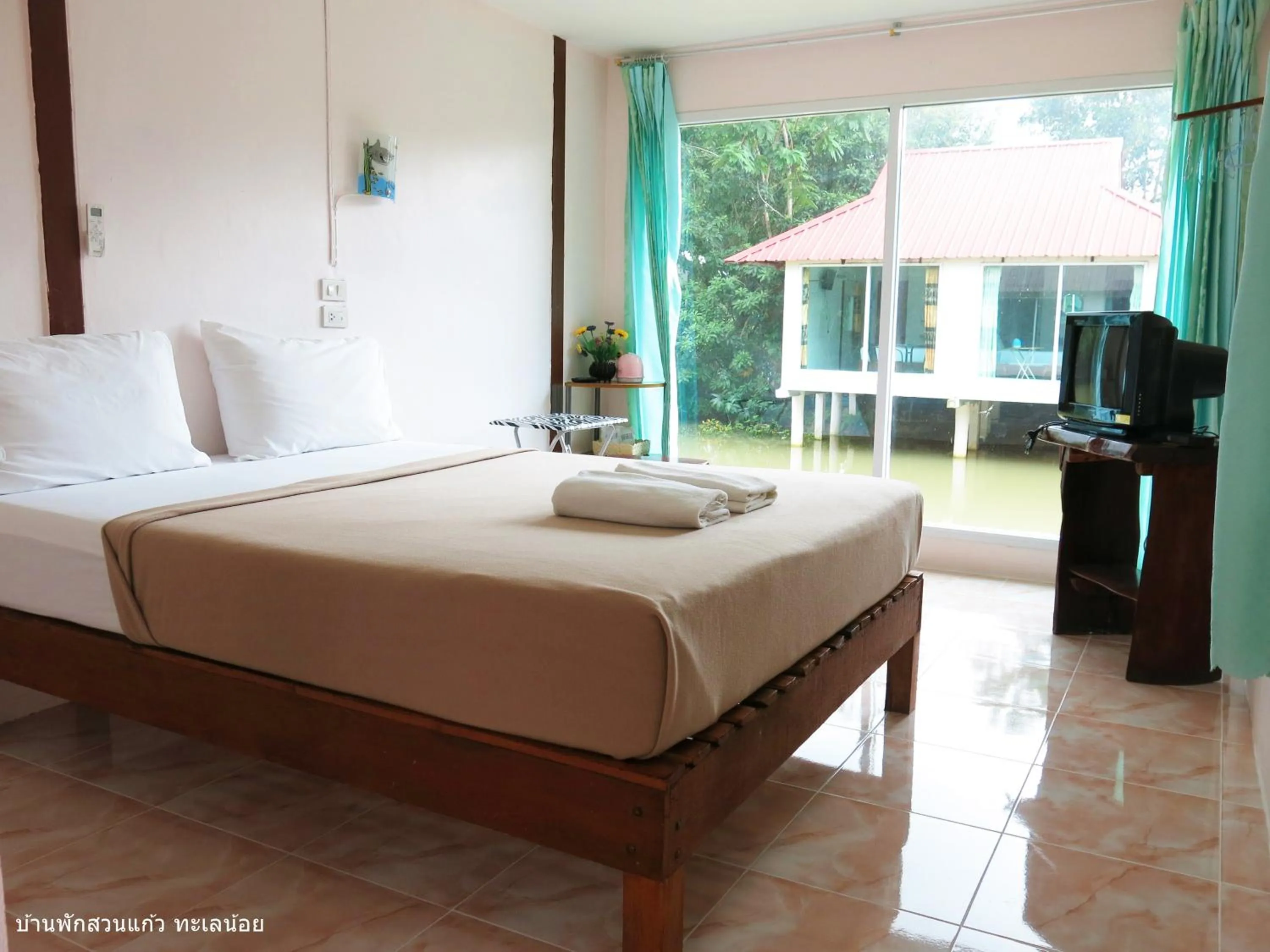 Photo of the whole room, Bed in Banpak Suankaew Talaynoi