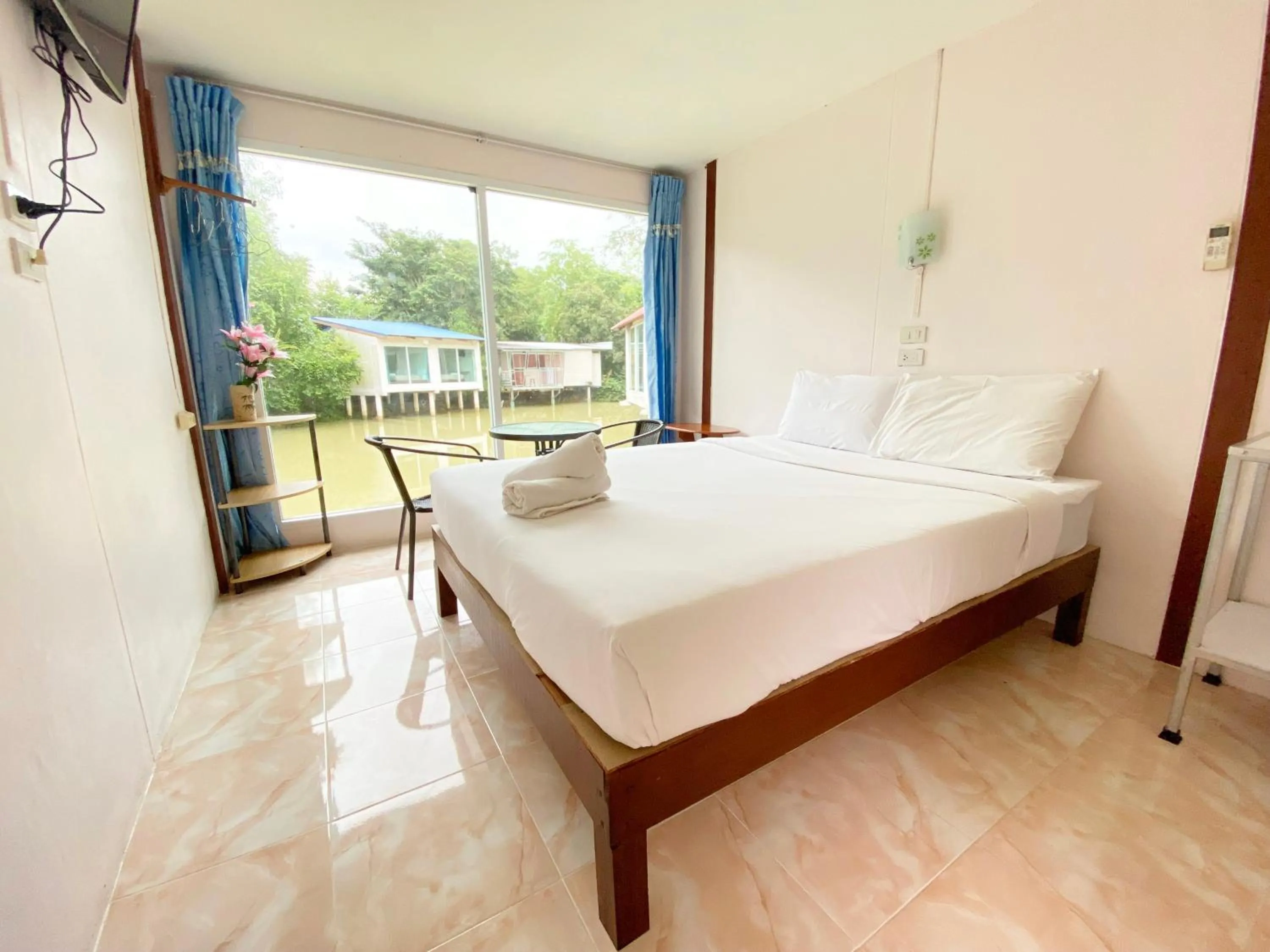 Photo of the whole room, Bed in Banpak Suankaew Talaynoi