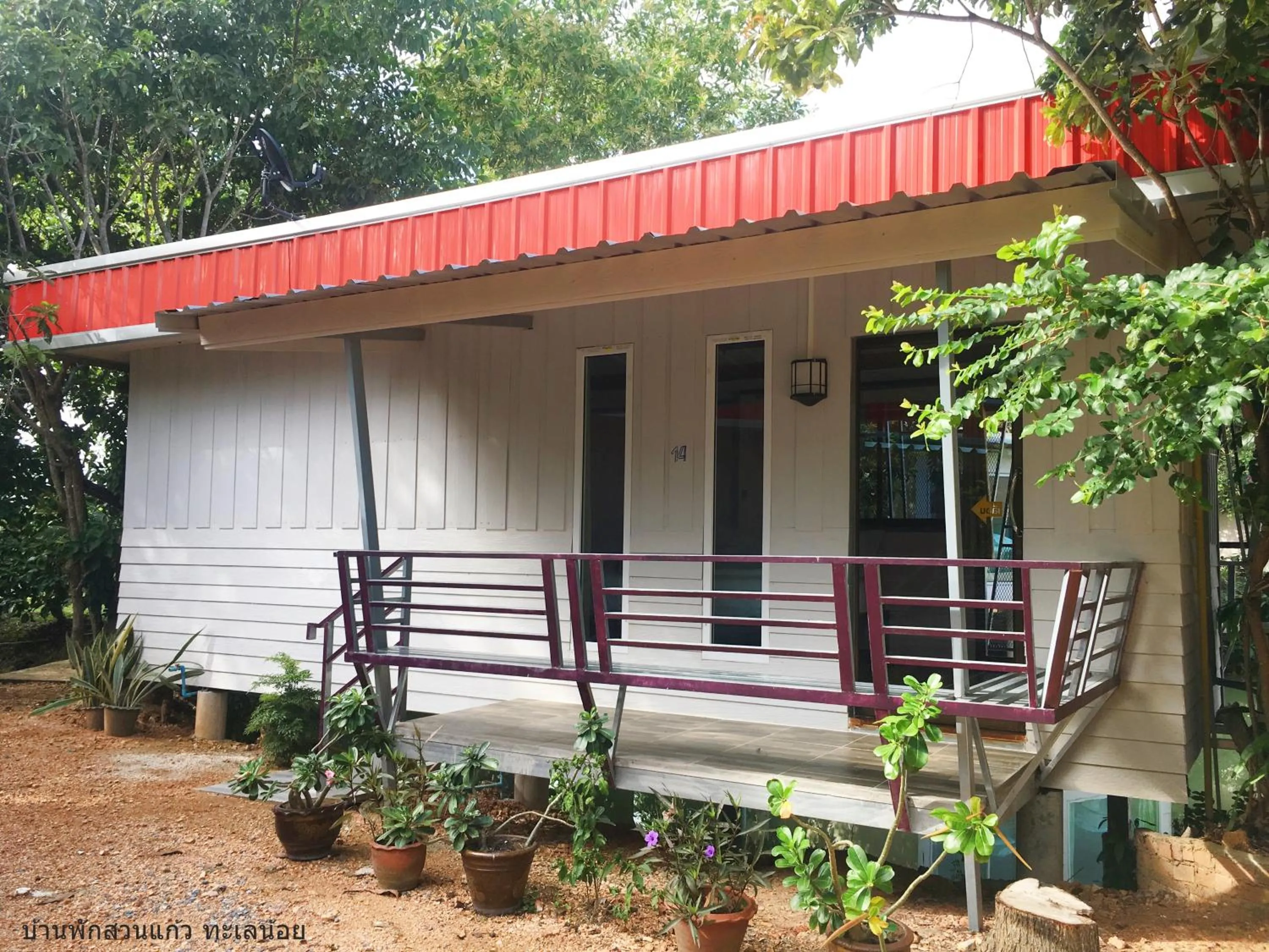 Facade/entrance in Banpak Suankaew Talaynoi