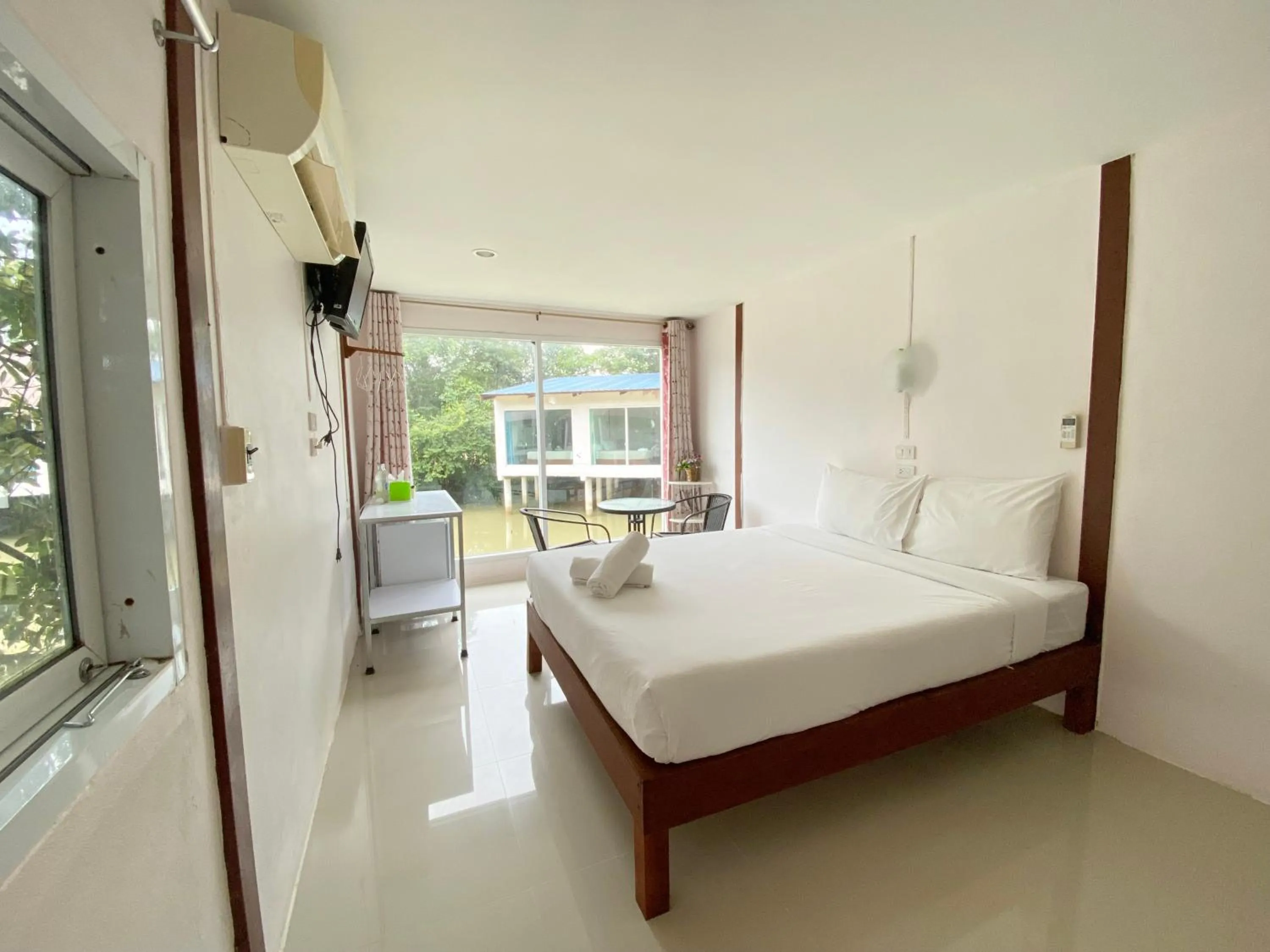 Photo of the whole room, Bed in Banpak Suankaew Talaynoi