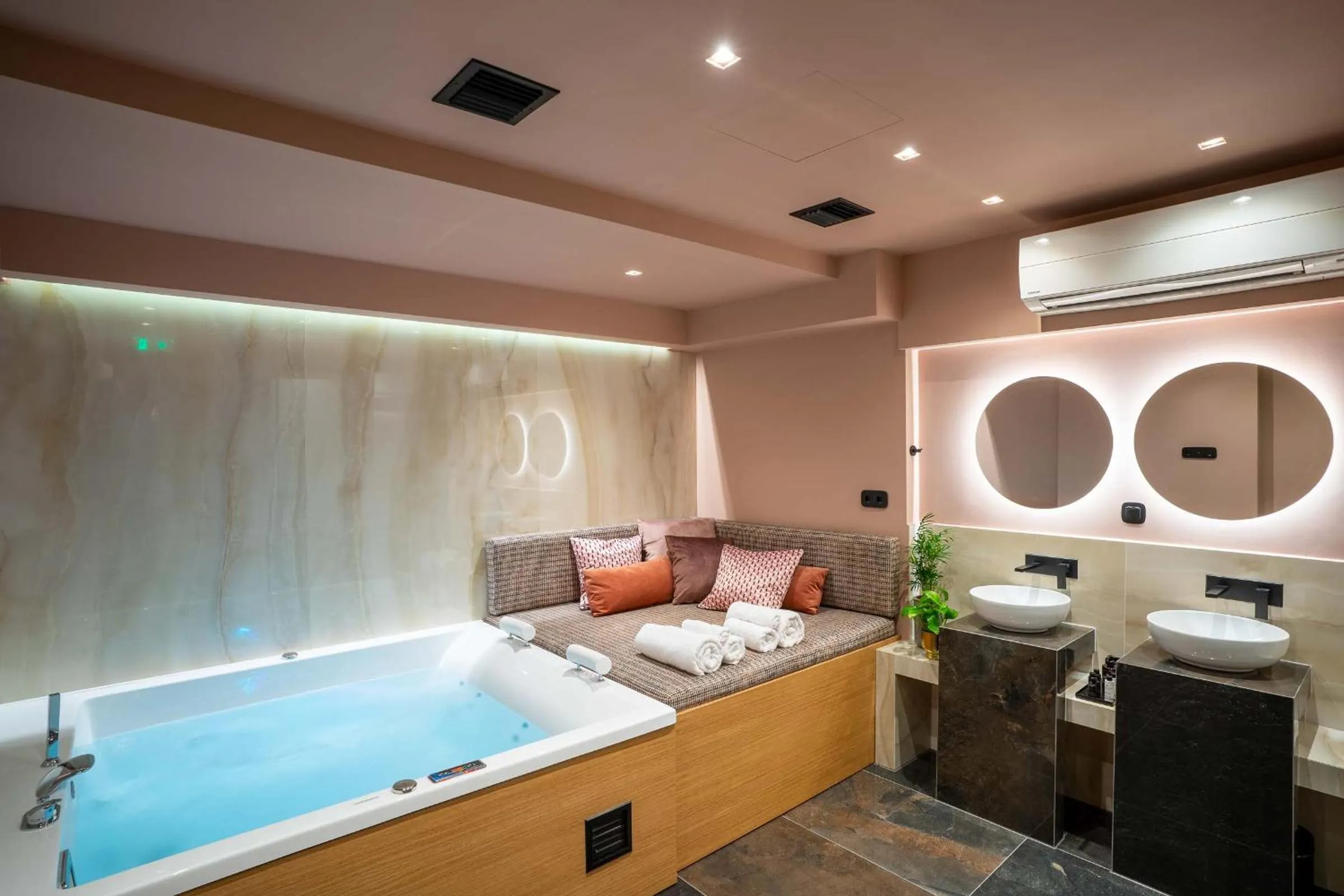 Hot Tub, Bed in Olympus Terra Boutique Hotel